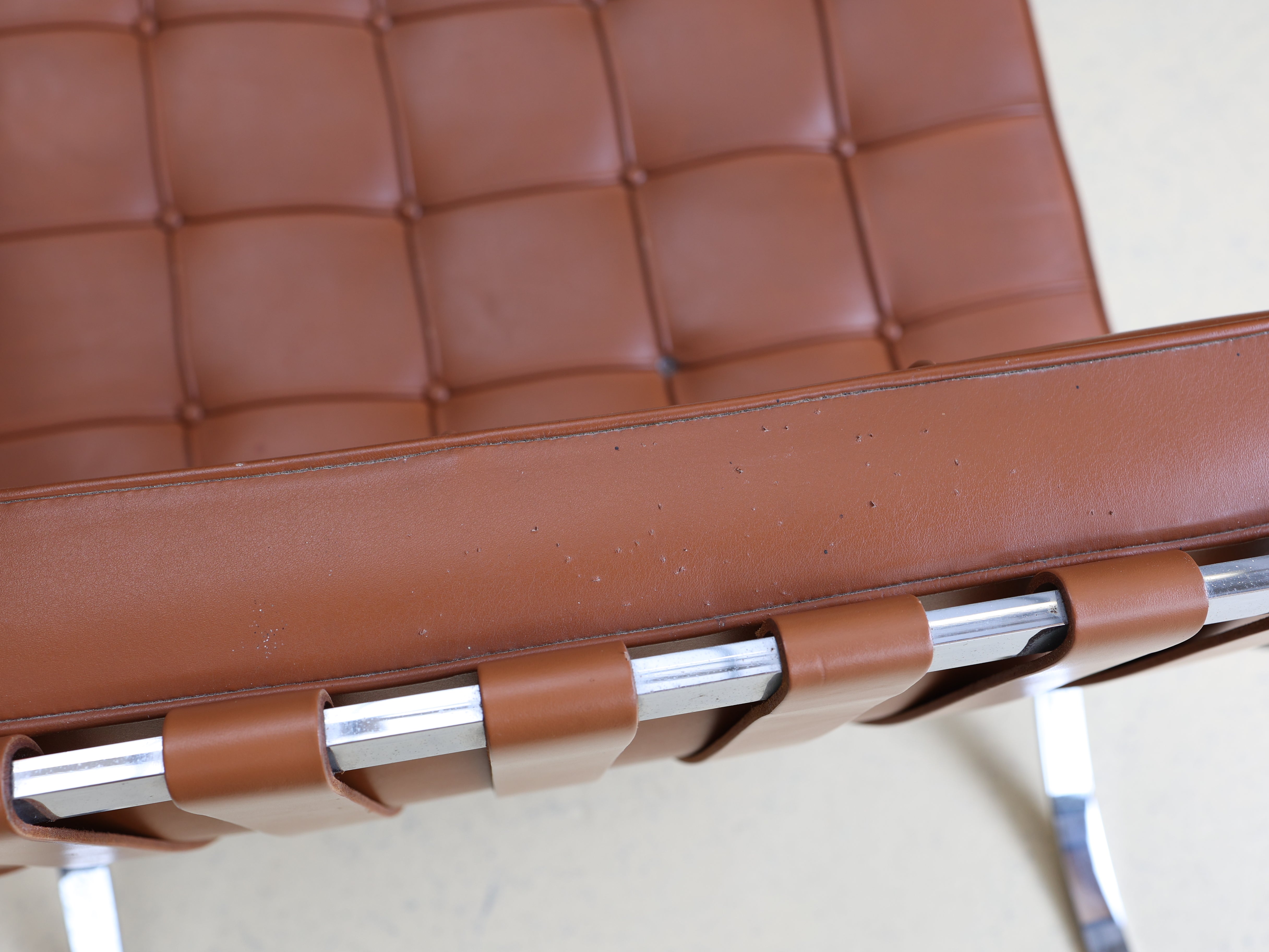 Originaler Barcelona Chair von Knoll als Occasion. Design von Mies van der Rohe. Geprüfte Vintage-Qualität jetzt bei atelier TILIJA kaufen.