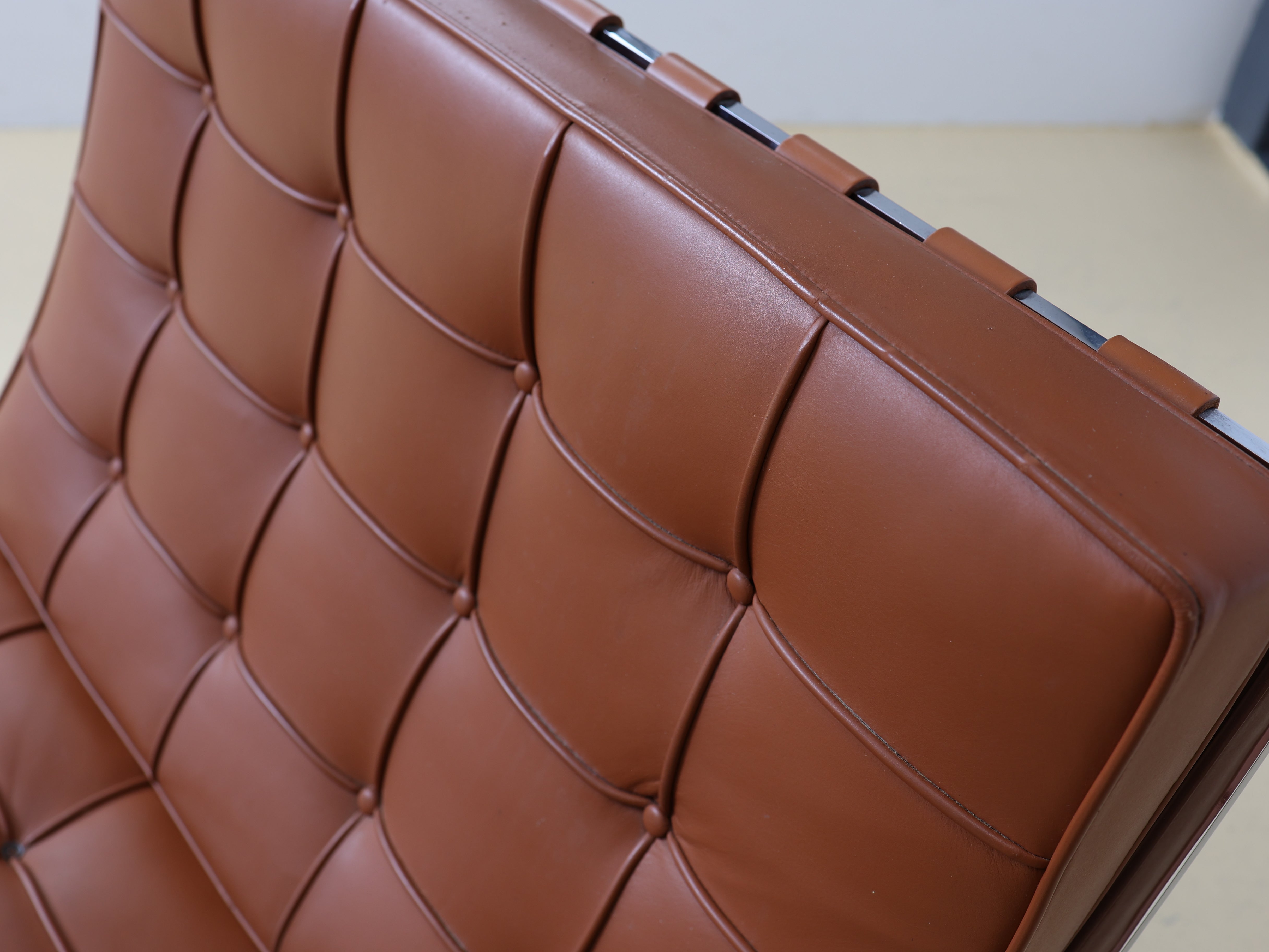 Originaler Barcelona Chair von Knoll als Occasion. Design von Mies van der Rohe. Geprüfte Vintage-Qualität jetzt bei atelier TILIJA kaufen.