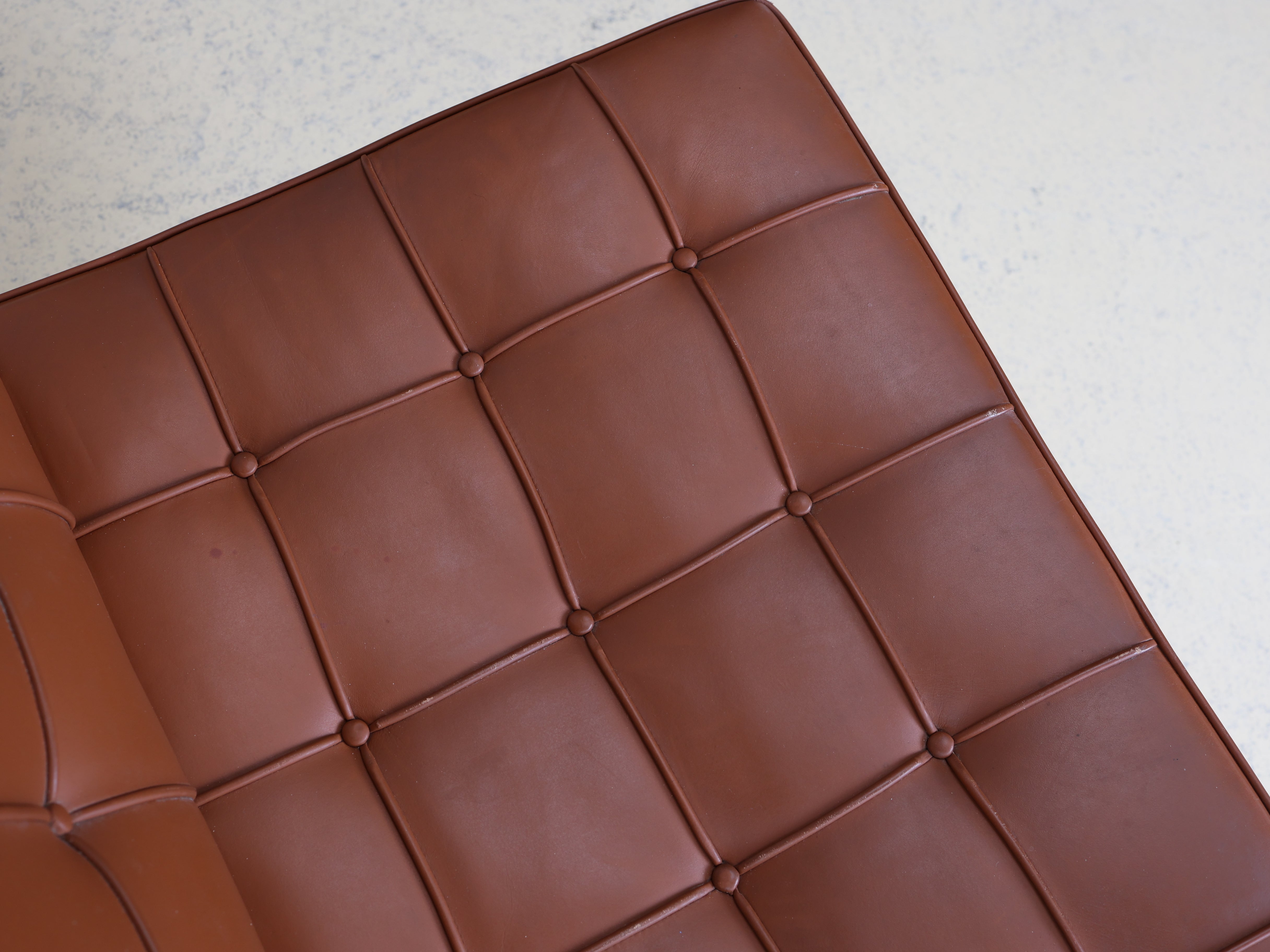 Originaler Barcelona Chair von Knoll als Occasion. Design von Mies van der Rohe. Geprüfte Vintage-Qualität jetzt bei atelier TILIJA kaufen.