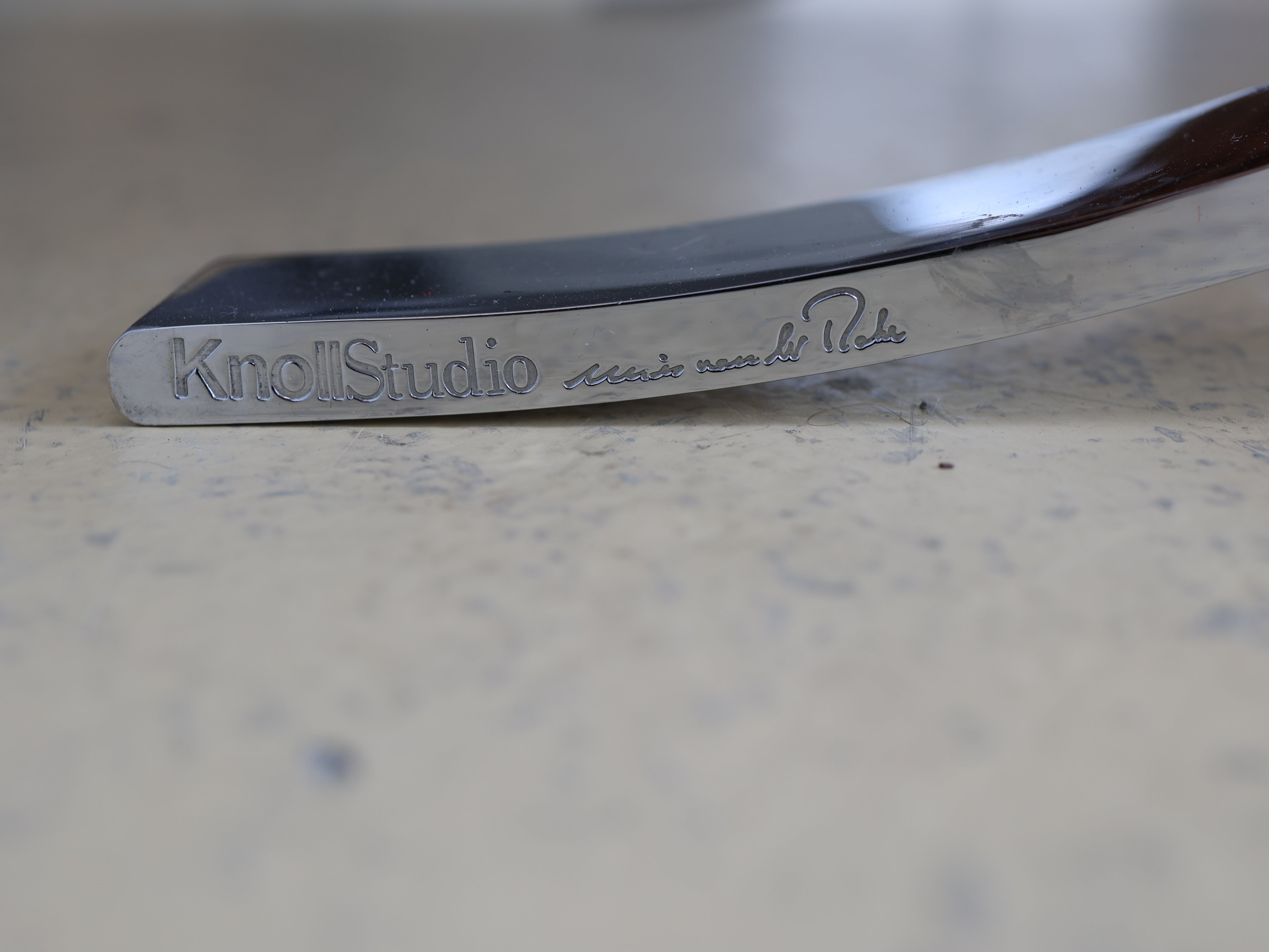 Originaler Barcelona Chair von Knoll als Occasion. Design von Mies van der Rohe. Geprüfte Vintage-Qualität jetzt bei atelier TILIJA kaufen.