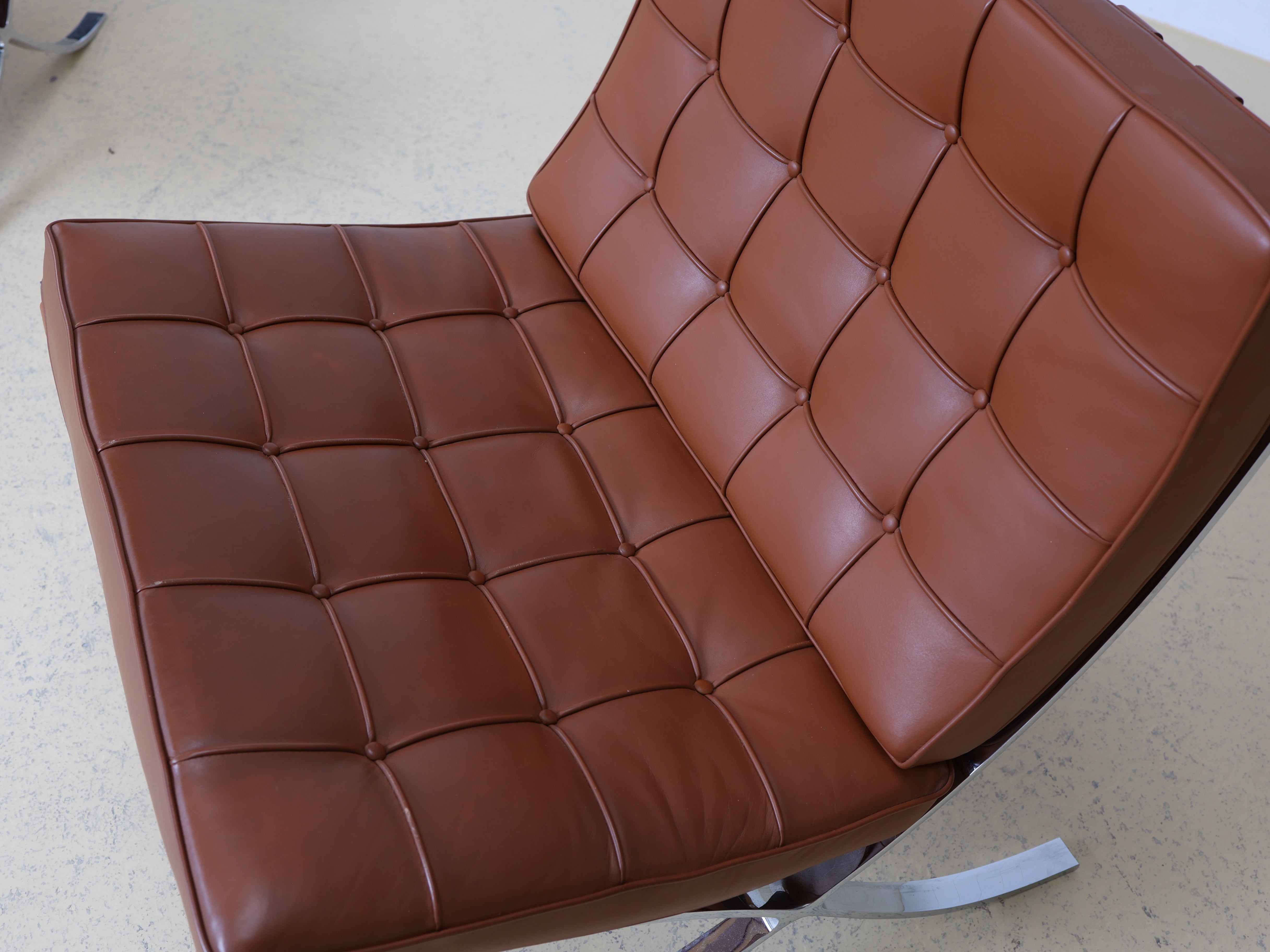 Originaler Barcelona Chair von Knoll als Occasion. Design von Mies van der Rohe. Geprüfte Vintage-Qualität jetzt bei atelier TILIJA kaufen.