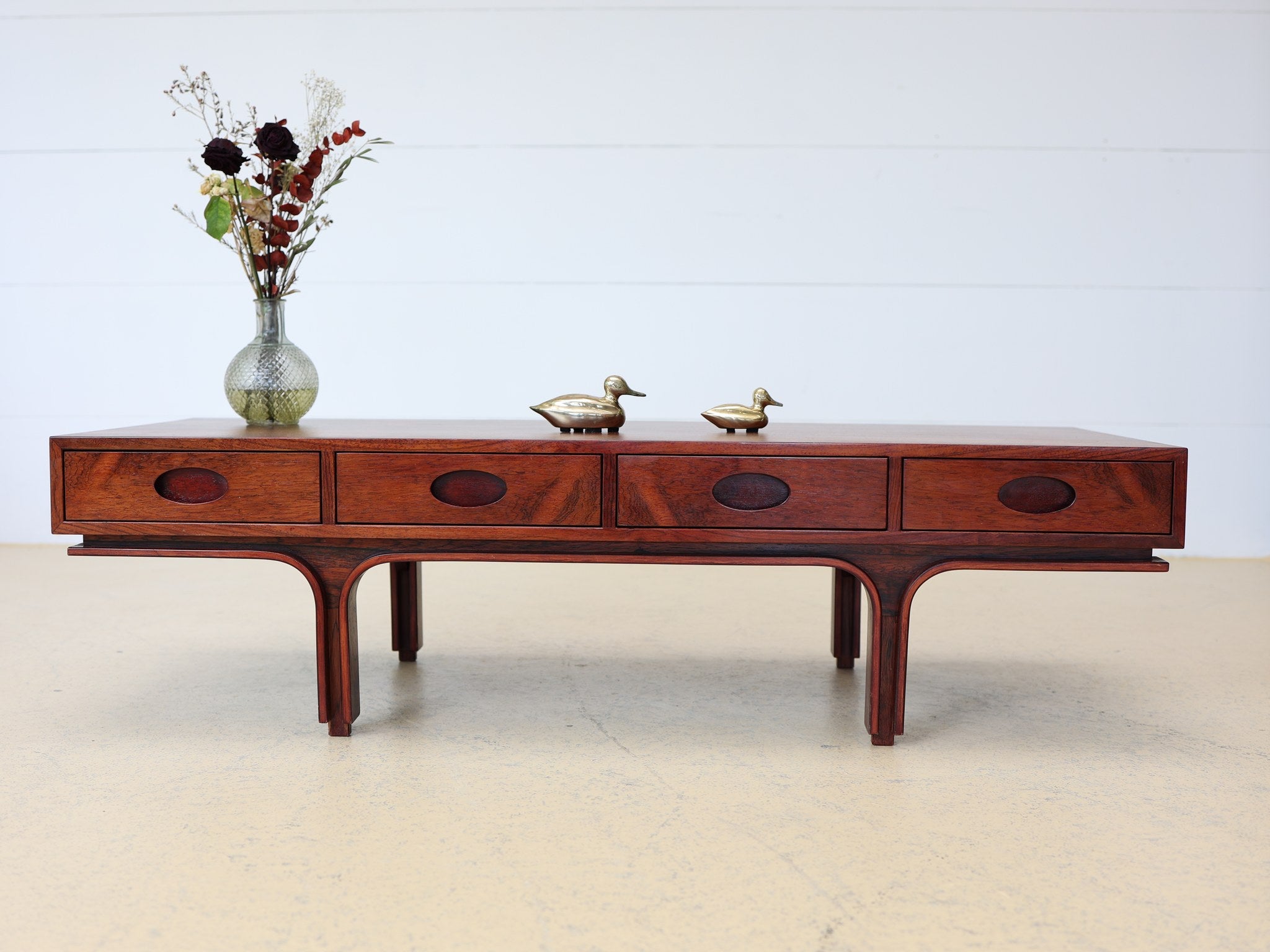 Vintage Palisander Couchtisch geschwungene Beine Detail