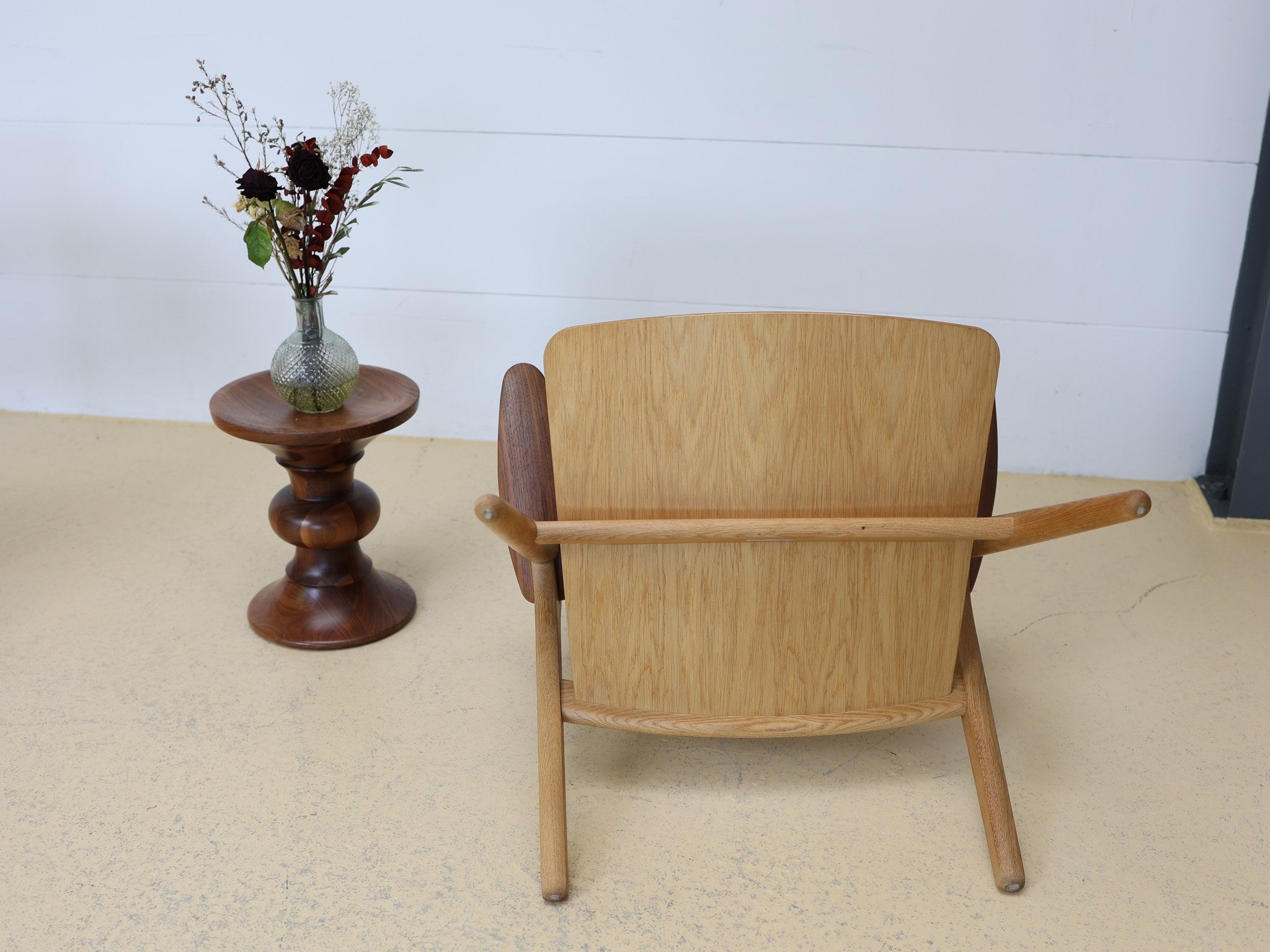 Hans Wegner Sawbuck Chair schwarzes Lederpolster auf Formsperrholz Sitz
