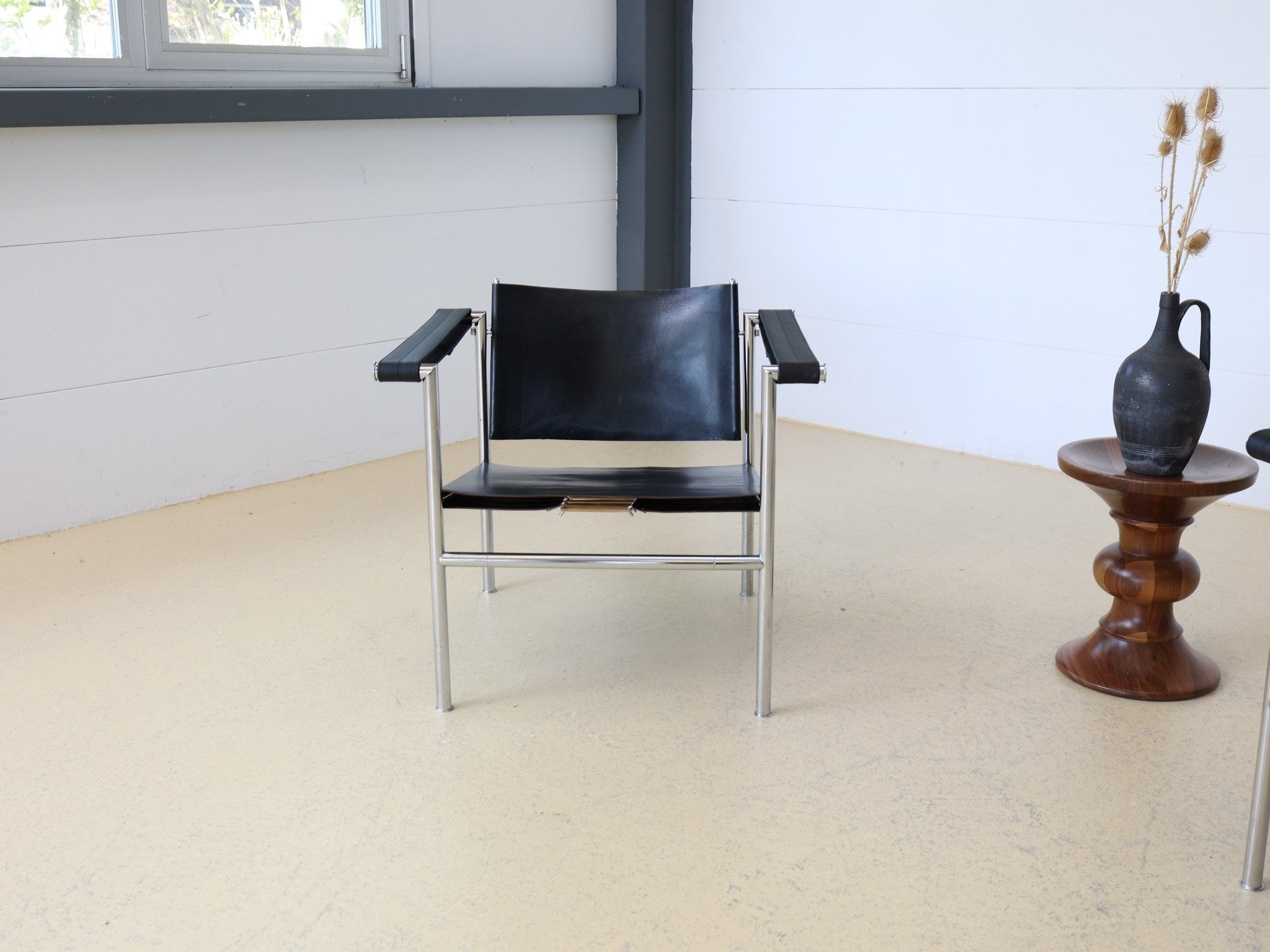 Le Corbusier LC1 Basculant Sessel von Cassina in schwarzem Sattelleder mit verchromtem Stahlrohrgestell
