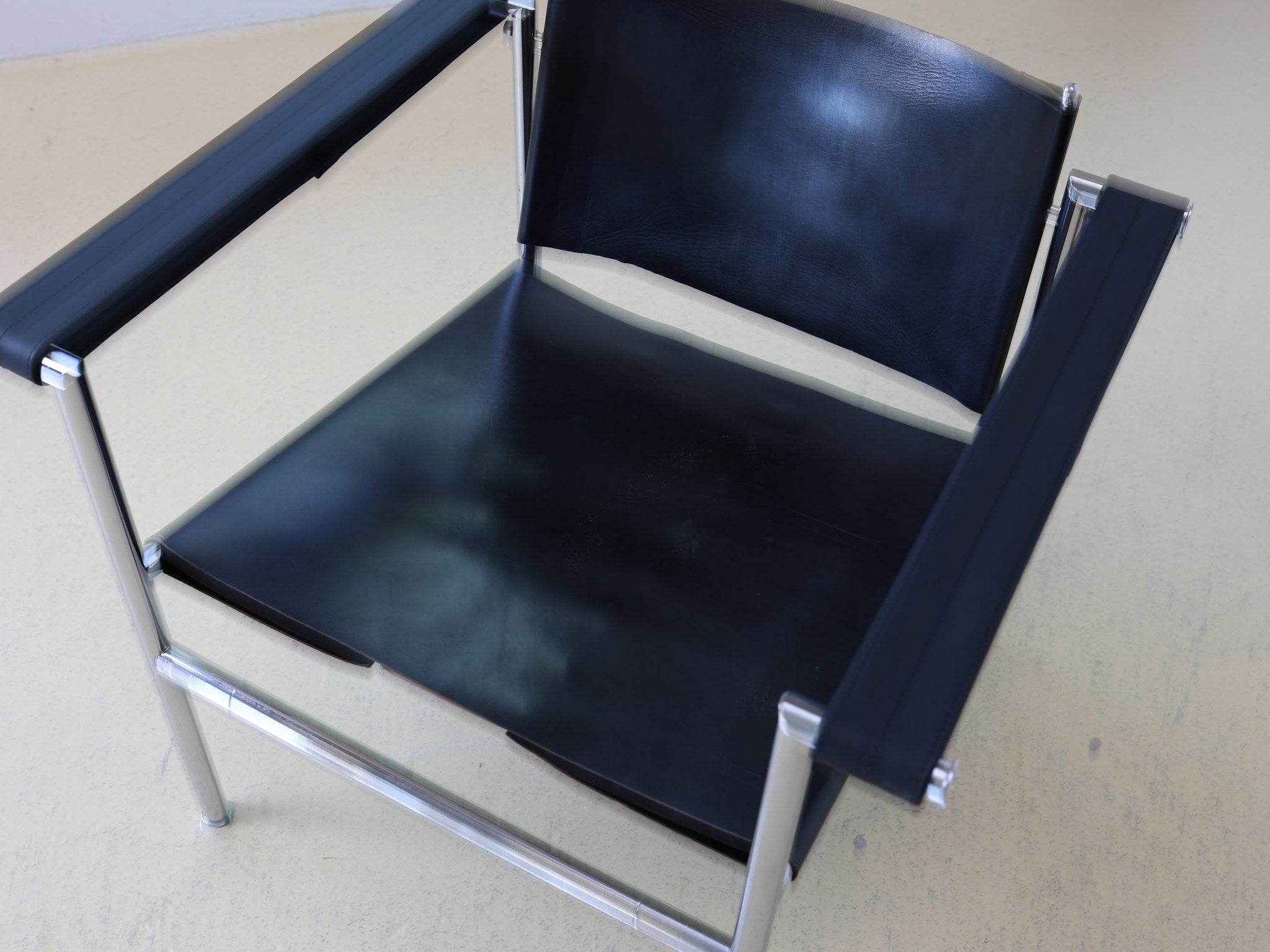LC1 Basculant Gestell-Detail zeigt die präzise Rundrohr-Konstruktion von Cassina