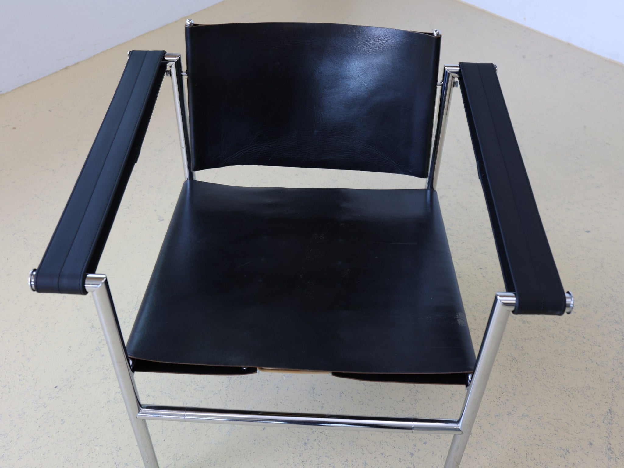 Cassina iMaestri LC1 Sessel Gesamtansicht im Bauhaus-Stil