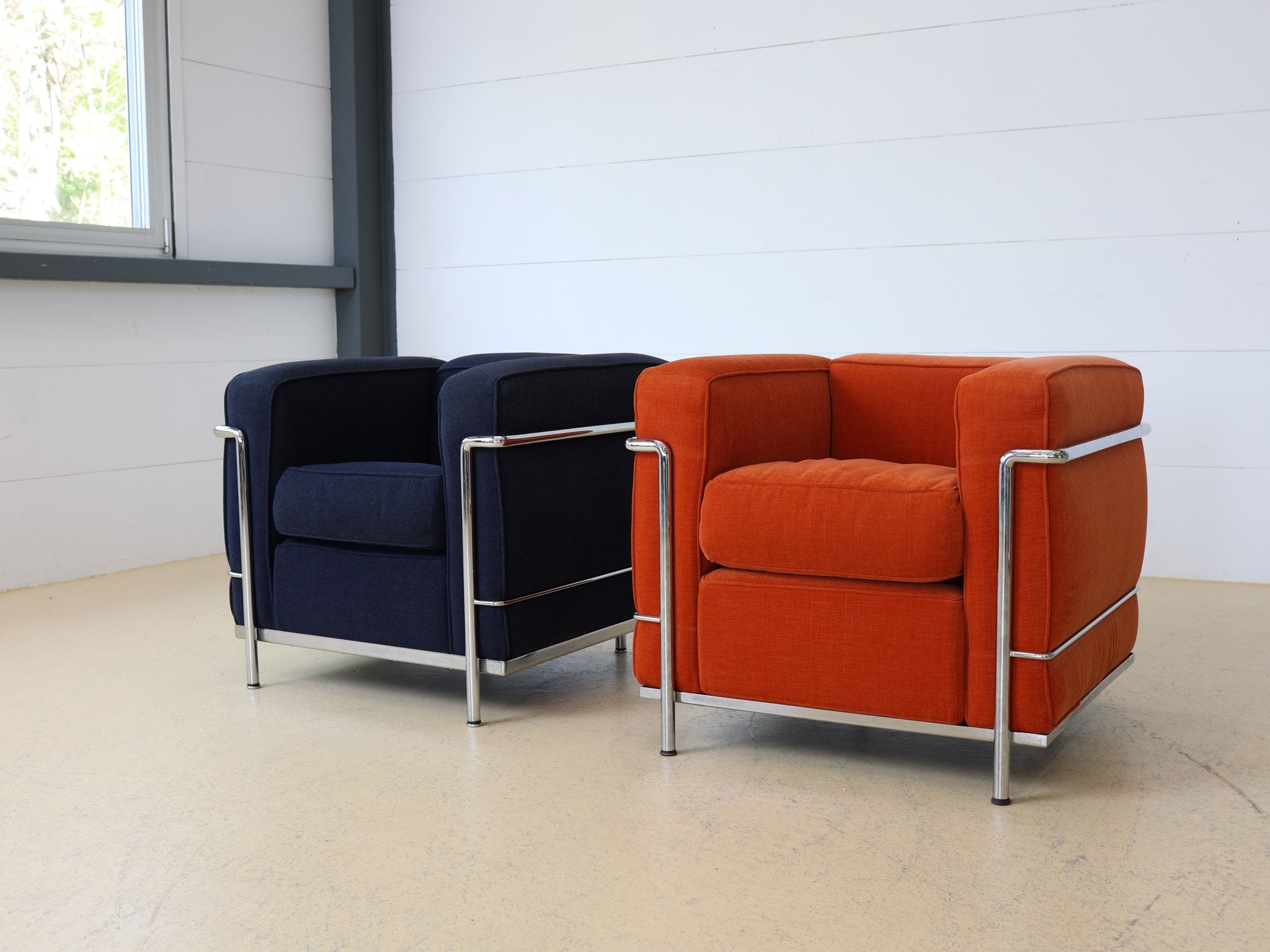 Cassina LC2 Sessel Set, beide Farben nebeneinander präsentiert