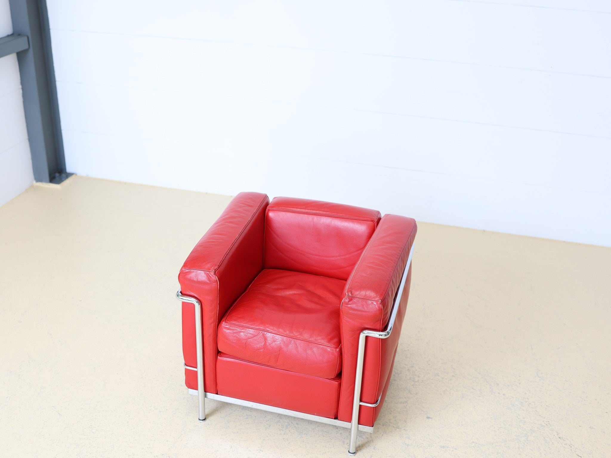 Cassina LC2 Sessel, Blick auf verchromtes Stahlrohrgestell und Konstruktion