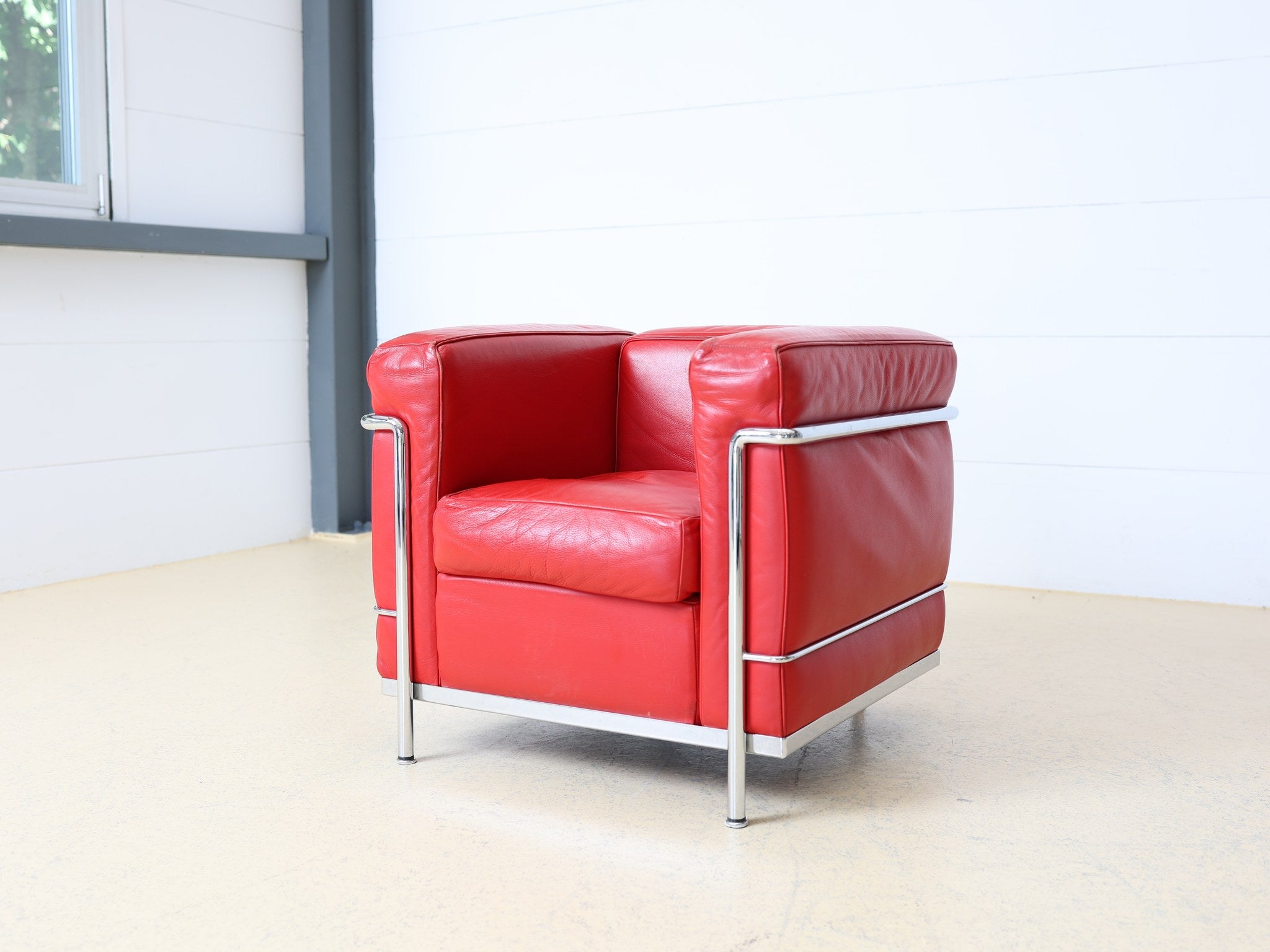 Cassina LC2 Le Corbusier Sessel Rot, Gesamtansicht im Raum