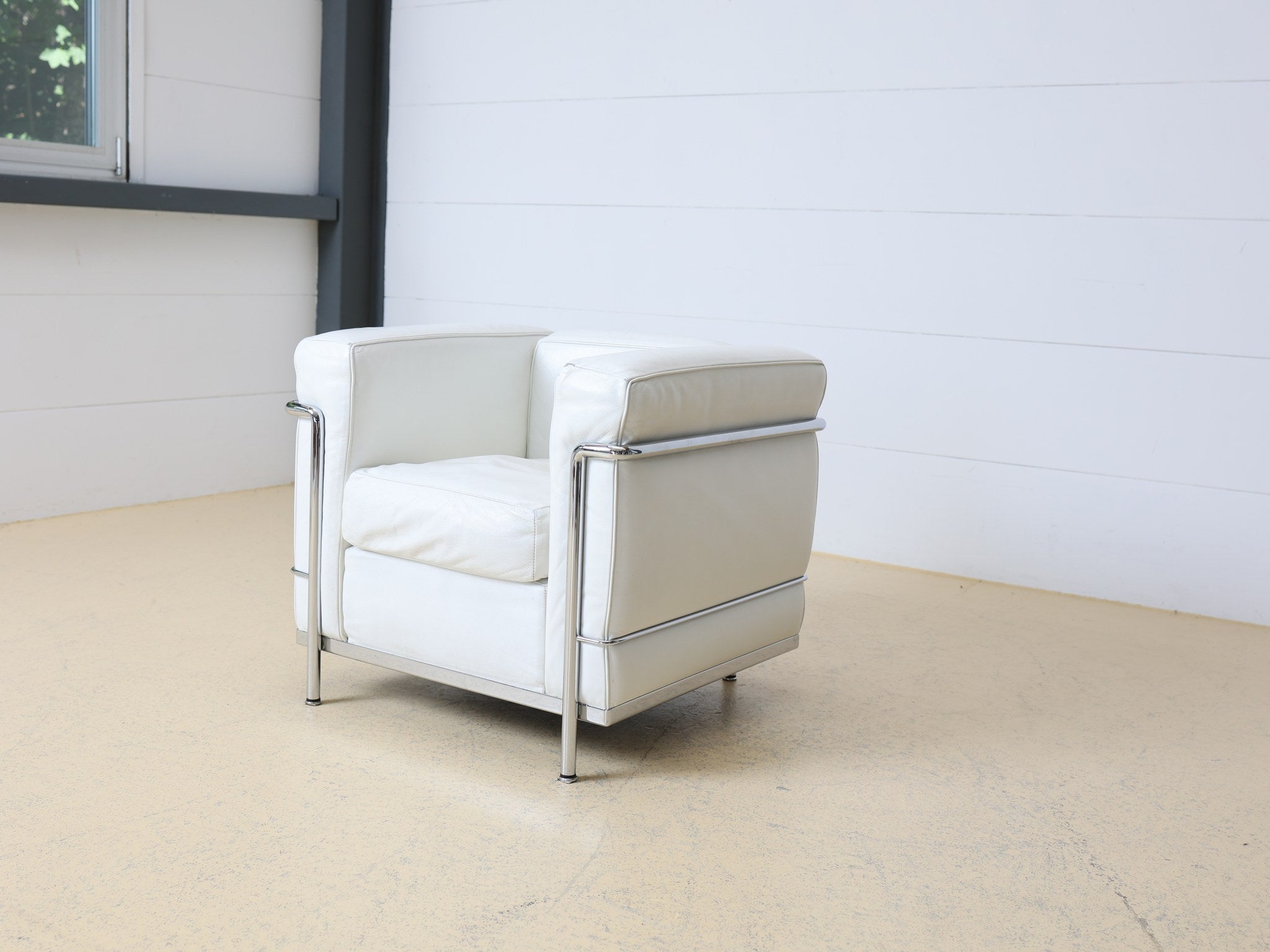 Cassina LC2 Sessel Rückansicht, verchromtes Stahlrohrgestell
