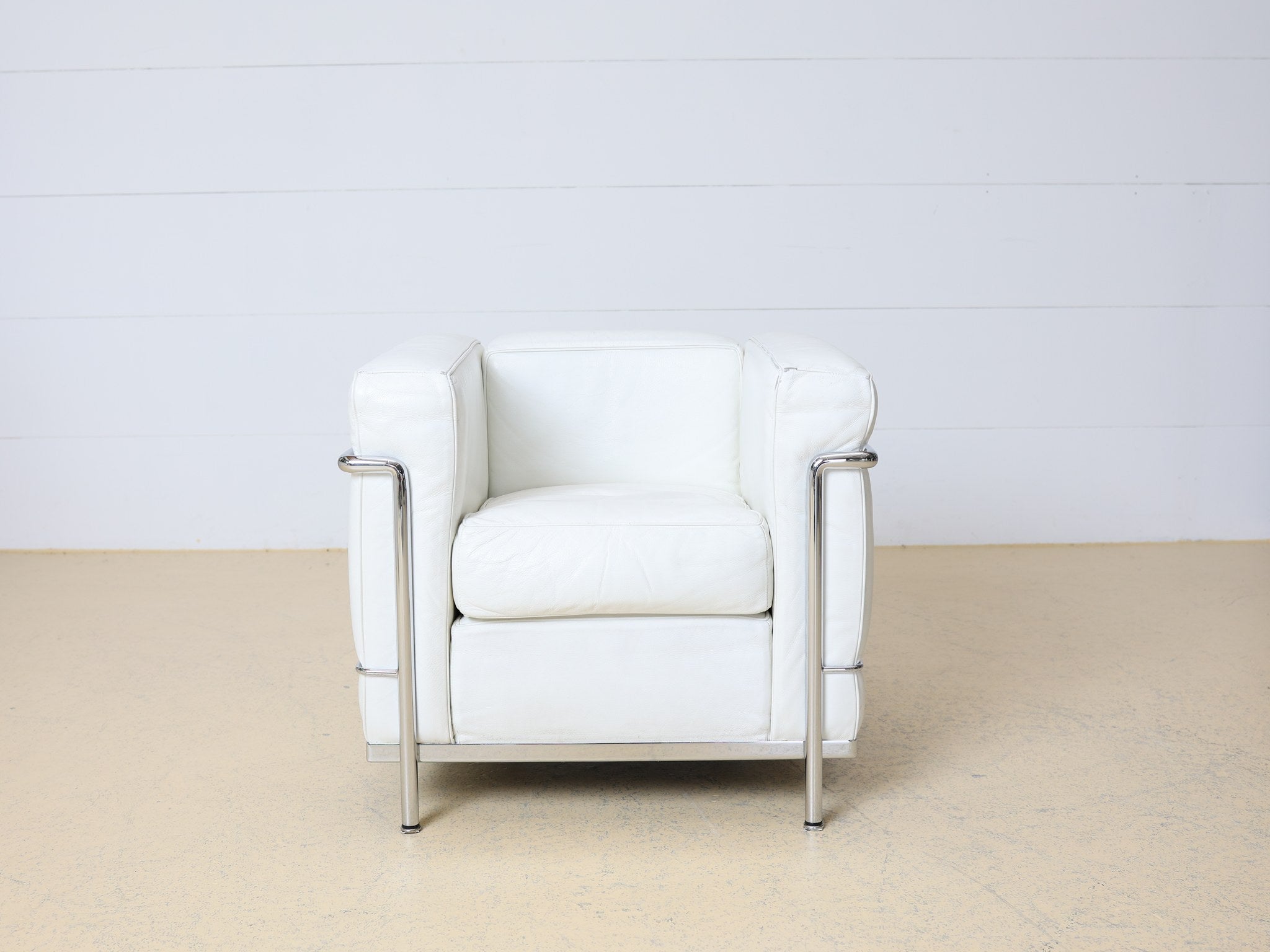 Seriennummer N.10297 auf Cassina LC2 Chromgestell eingraviert