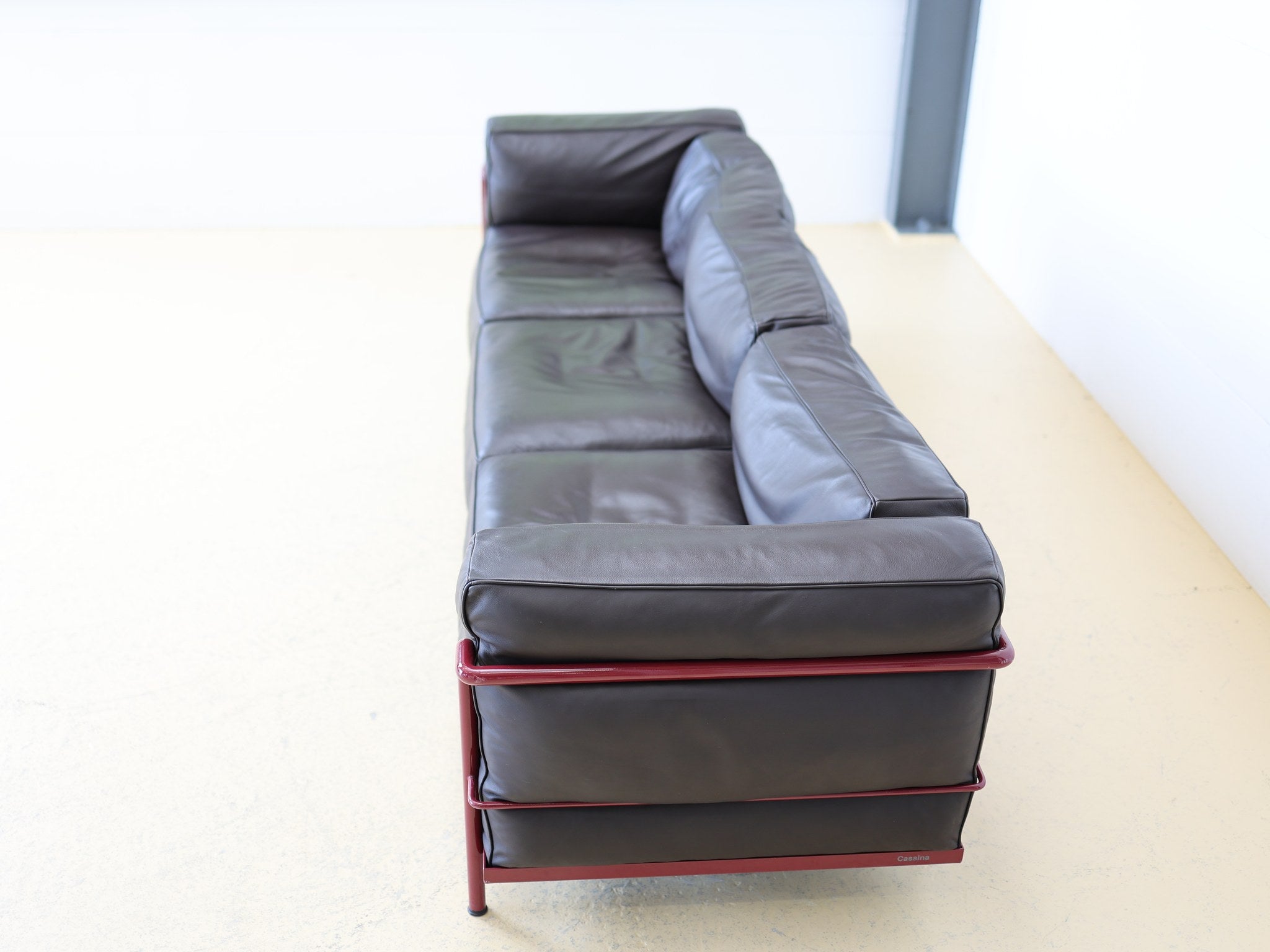 Dunkelbraune Lederkissen des LC3 Sofas mit natürlicher Patina