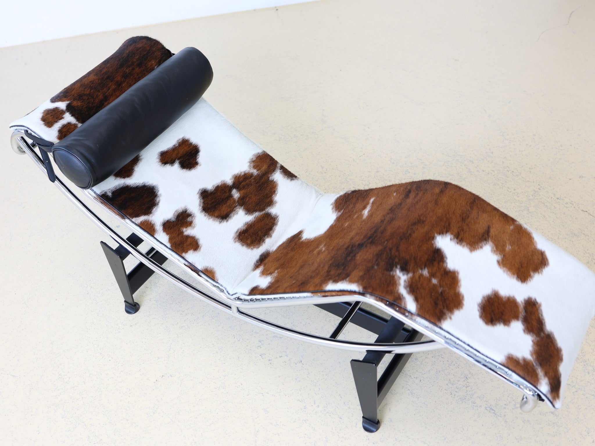 Cassina LC4 Designklassiker in sehr gutem Zustand bei atelier TILIJA