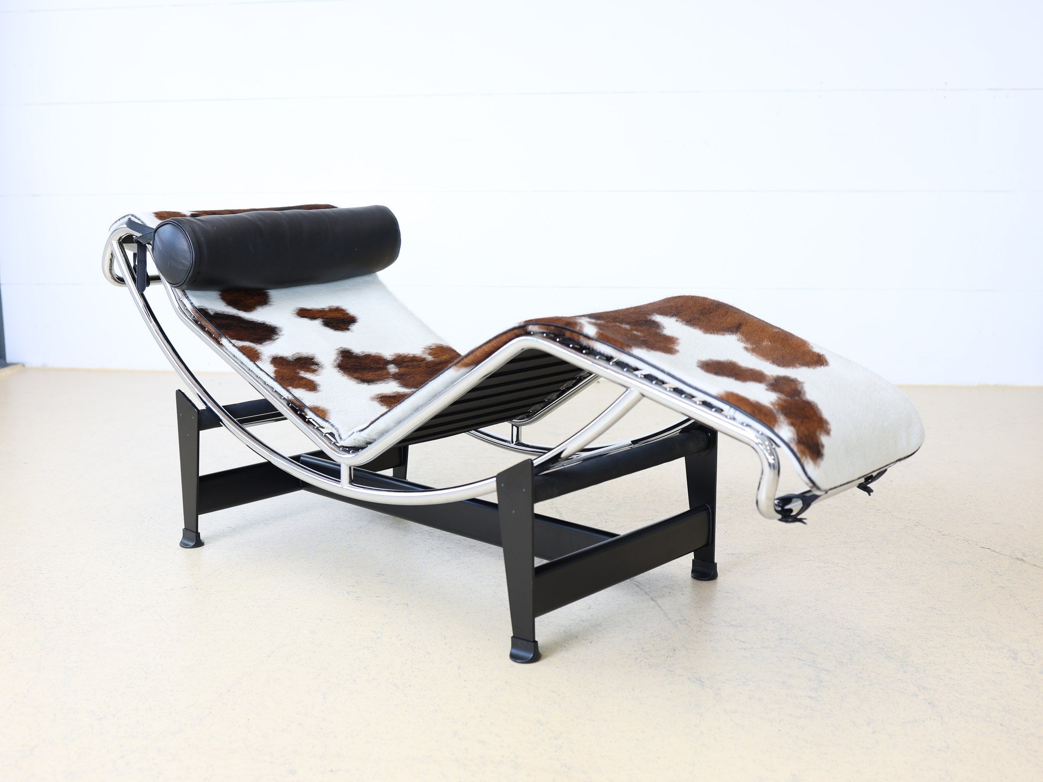 LC4 Liege von Cassina mit verchromtem Stahlrohrgestell und schwarzer Basis