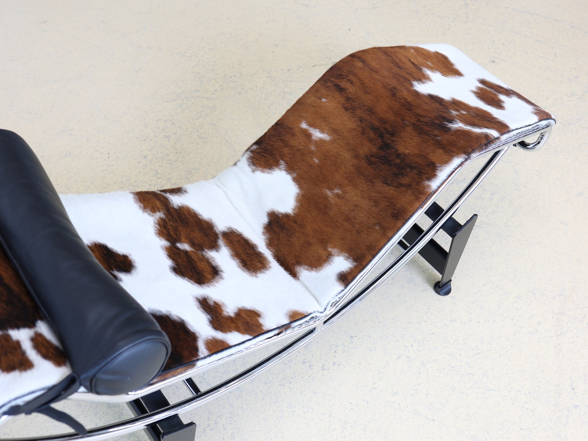Detailansicht Cassina LC4 Chaiselongue mit Ponyfell in Braun-Weiss