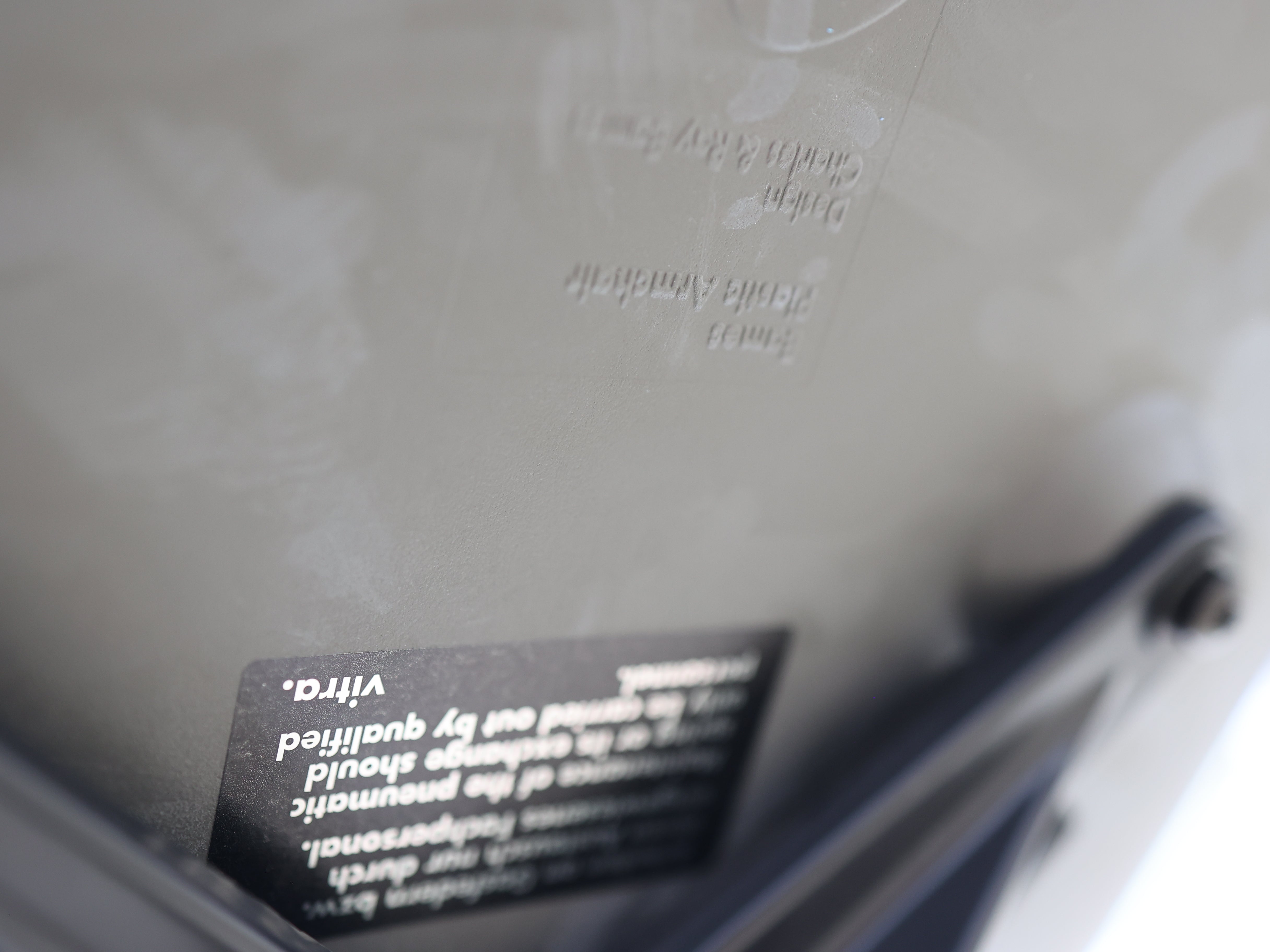 Vitra Charles & Ray Eames Plastic Armchair (PACC) Bürostuhl in Grau mit verchromtem Fünfsternuntergestell auf Rollen. Klassischer Design-Drehstuhl für das Home Office, erhältlich bei atelier TILIJA.