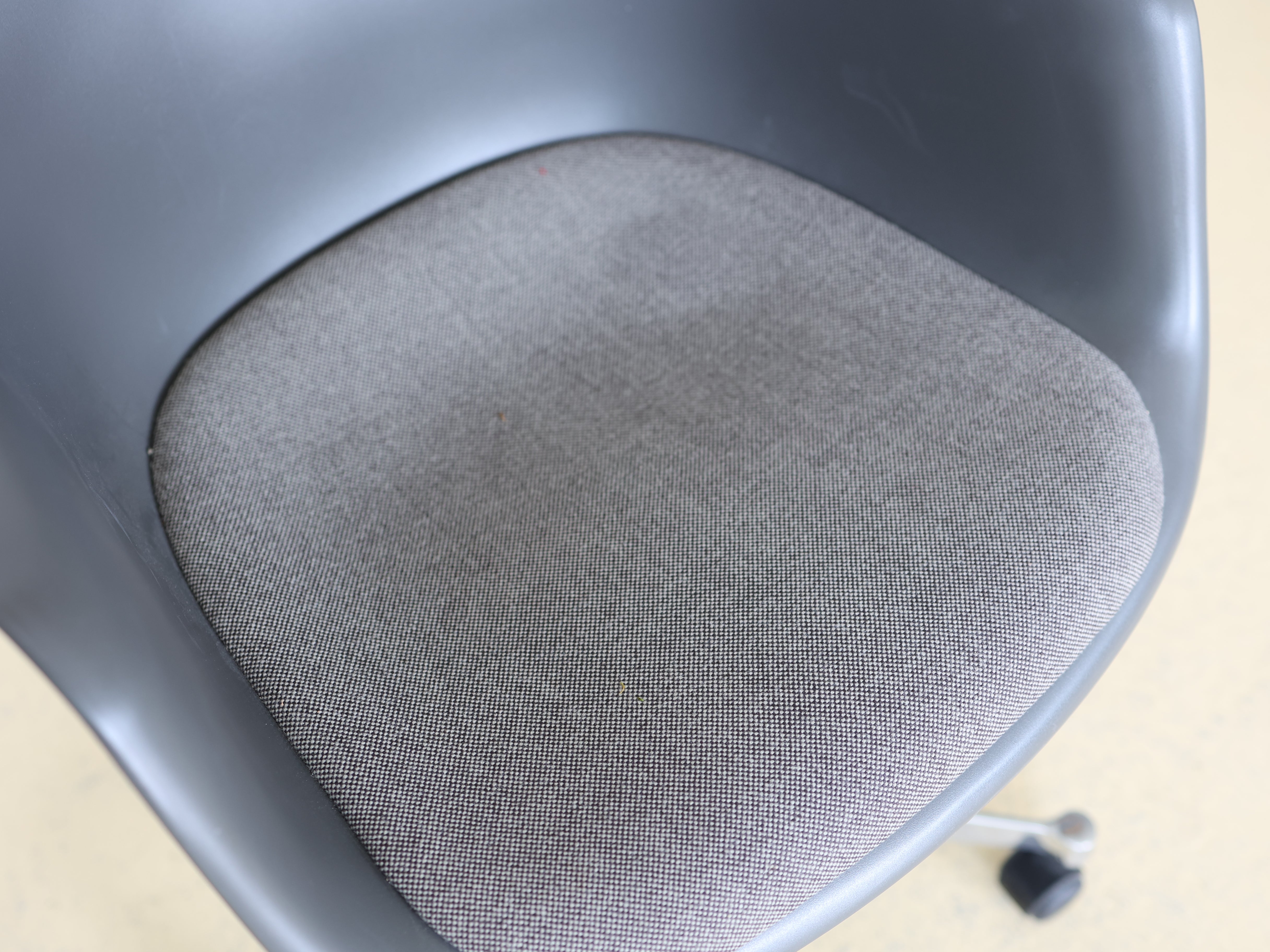 Vitra Charles & Ray Eames Plastic Armchair (PACC) Bürostuhl in Grau mit verchromtem Fünfsternuntergestell auf Rollen. Klassischer Design-Drehstuhl für das Home Office, erhältlich bei atelier TILIJA.