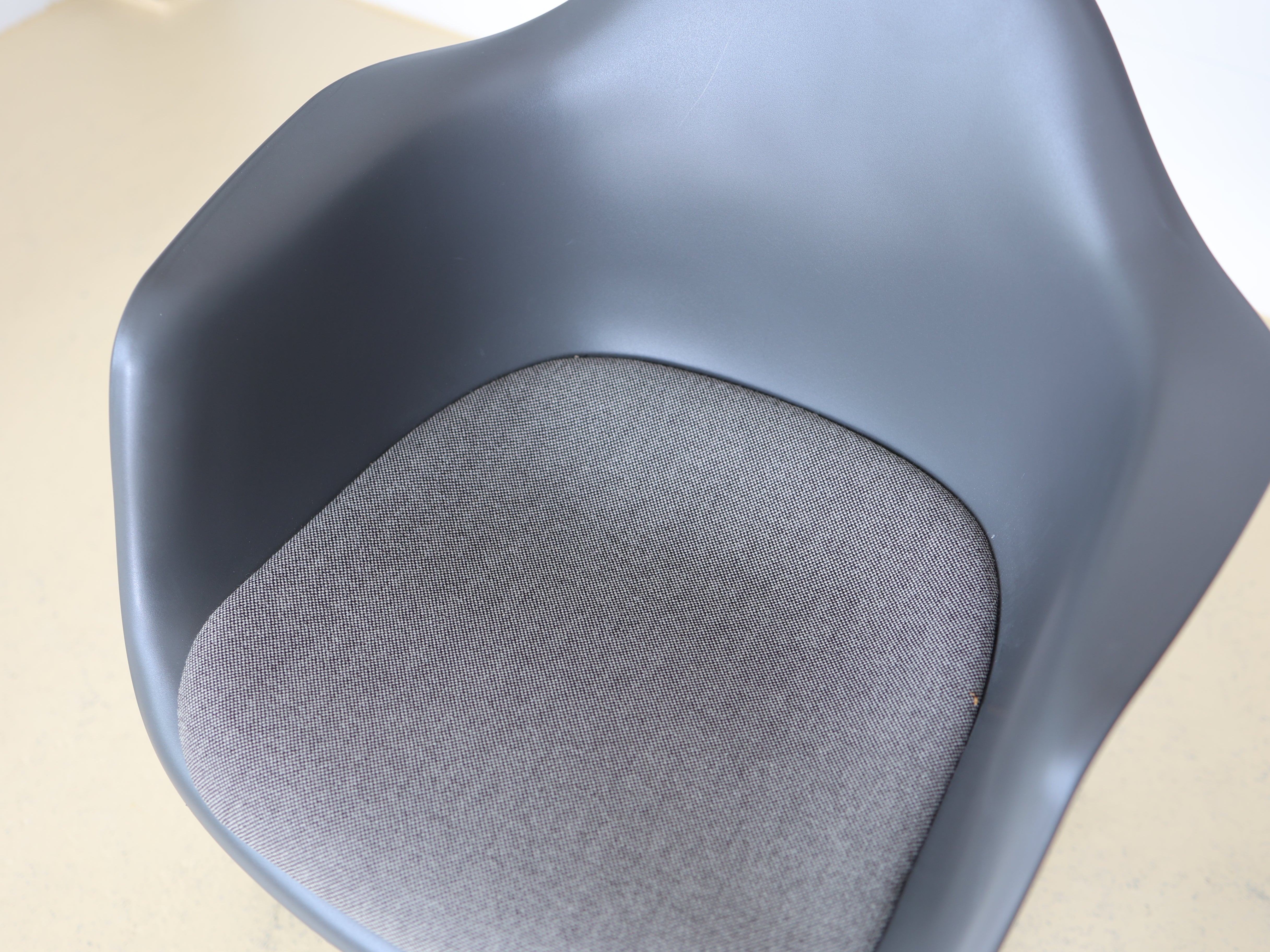 Vitra Charles & Ray Eames Plastic Armchair (PACC) Bürostuhl in Grau mit verchromtem Fünfsternuntergestell auf Rollen. Klassischer Design-Drehstuhl für das Home Office, erhältlich bei atelier TILIJA.