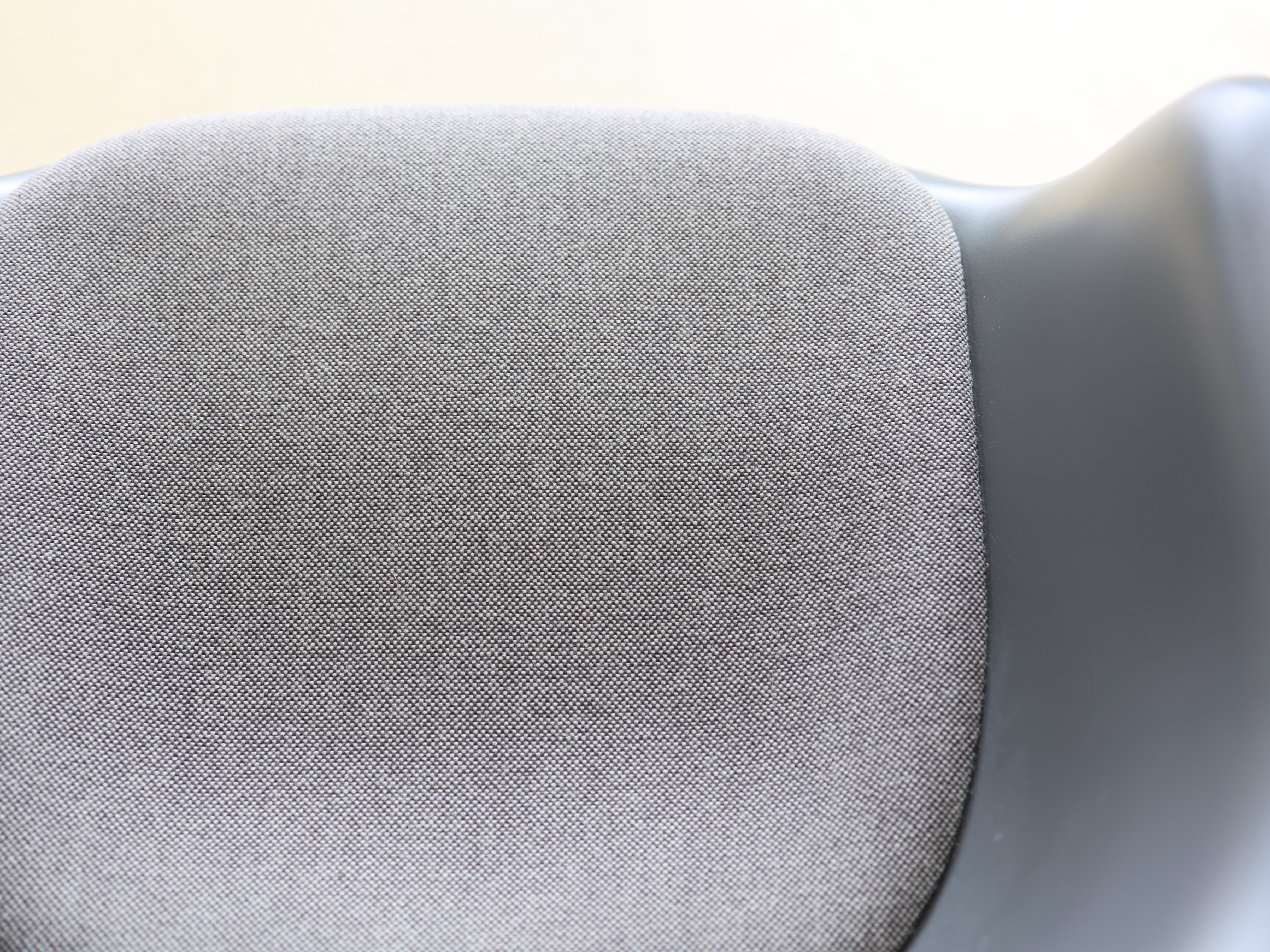 Vitra Charles & Ray Eames Plastic Armchair (PACC) Bürostuhl in Grau mit verchromtem Fünfsternuntergestell auf Rollen. Klassischer Design-Drehstuhl für das Home Office, erhältlich bei atelier TILIJA.