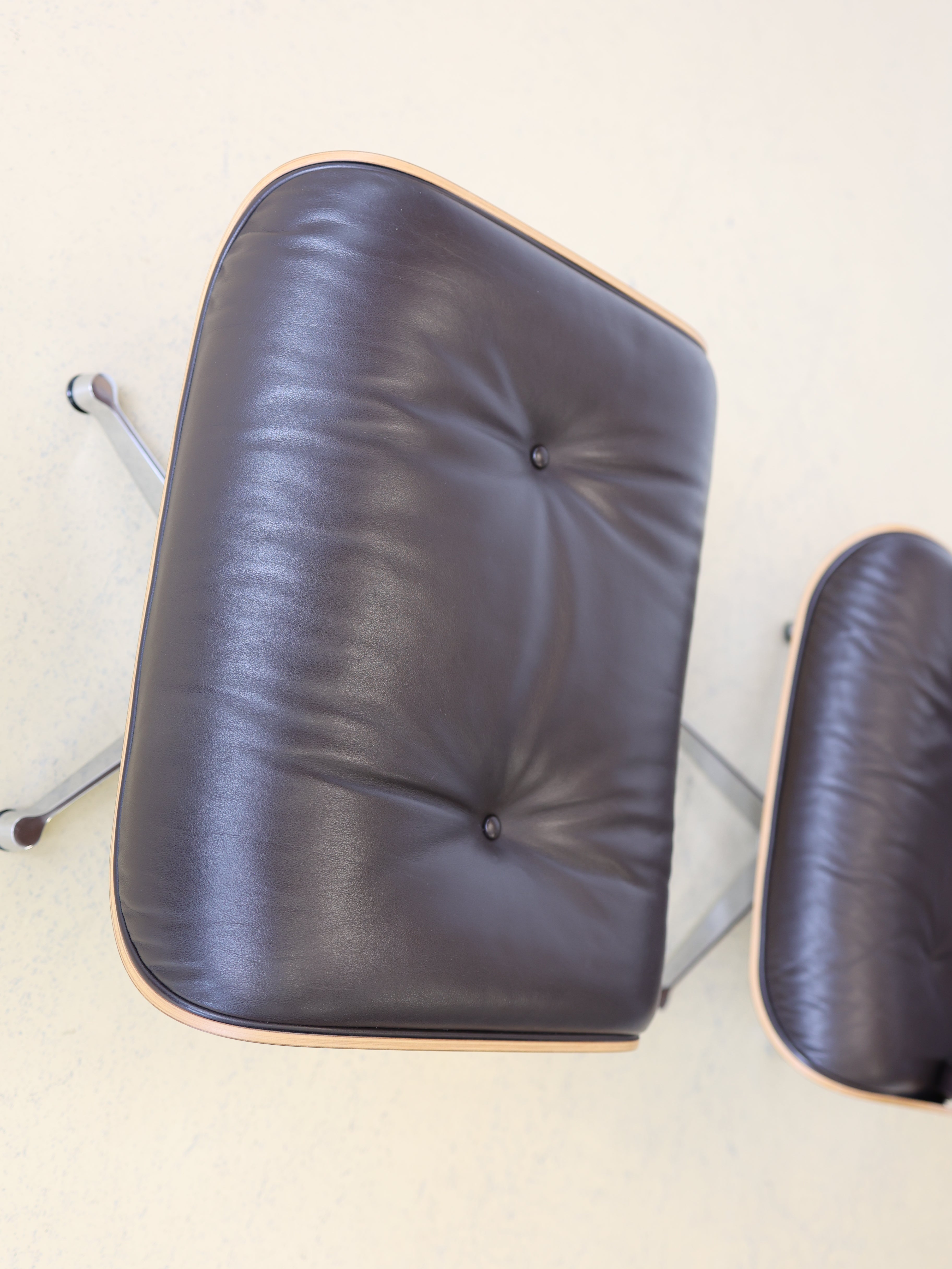 Original Vitra Eames Lounge Chair für Vitra in dunkelbraunem Leder und Nussbaum-Holzschale schwarz pigmentiert. Der ultimative Designklassiker bei atelier TILIJA.