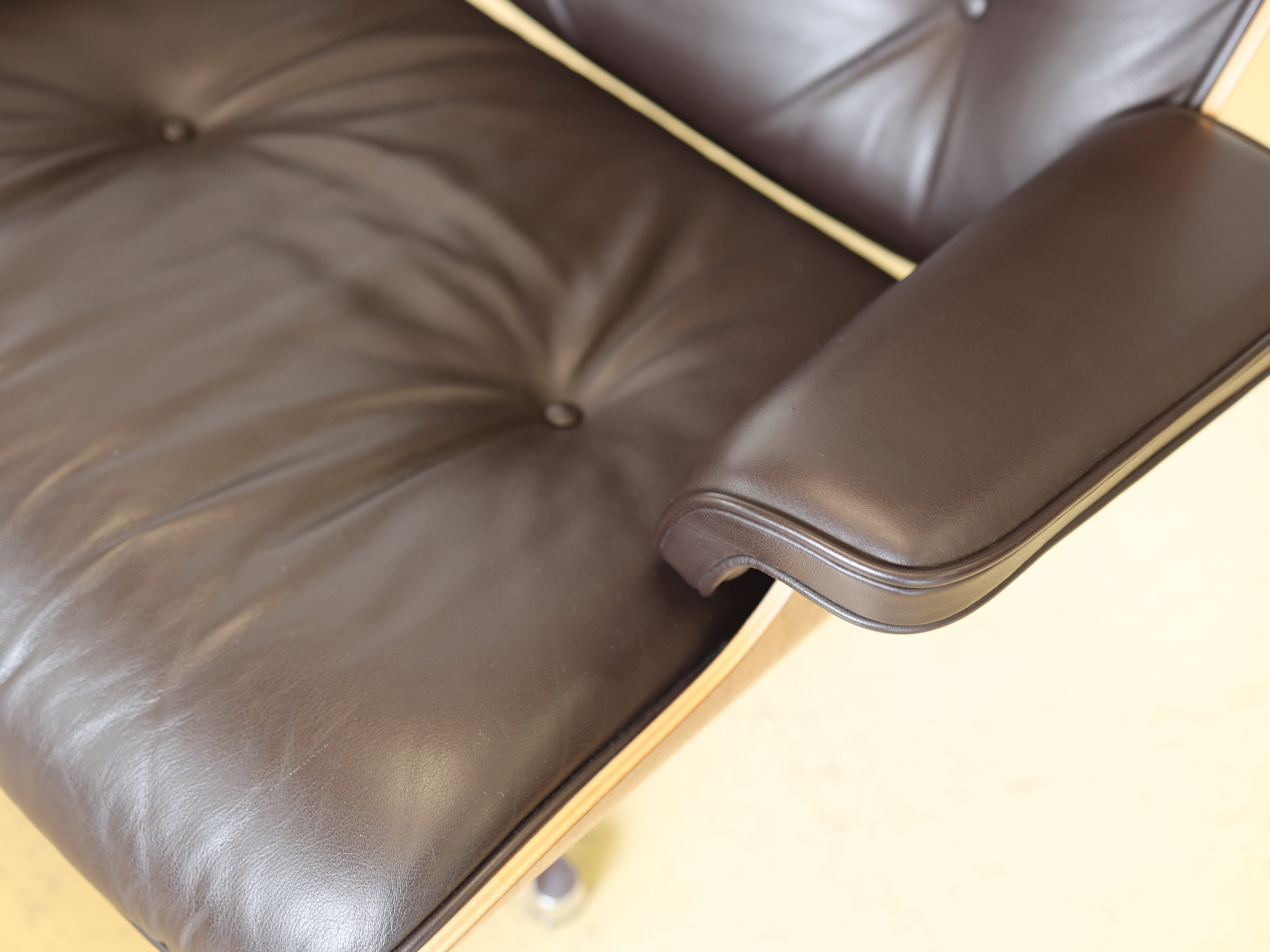 Original Vitra Eames Lounge Chair für Vitra in dunkelbraunem Leder und Nussbaum-Holzschale schwarz pigmentiert. Der ultimative Designklassiker bei atelier TILIJA.