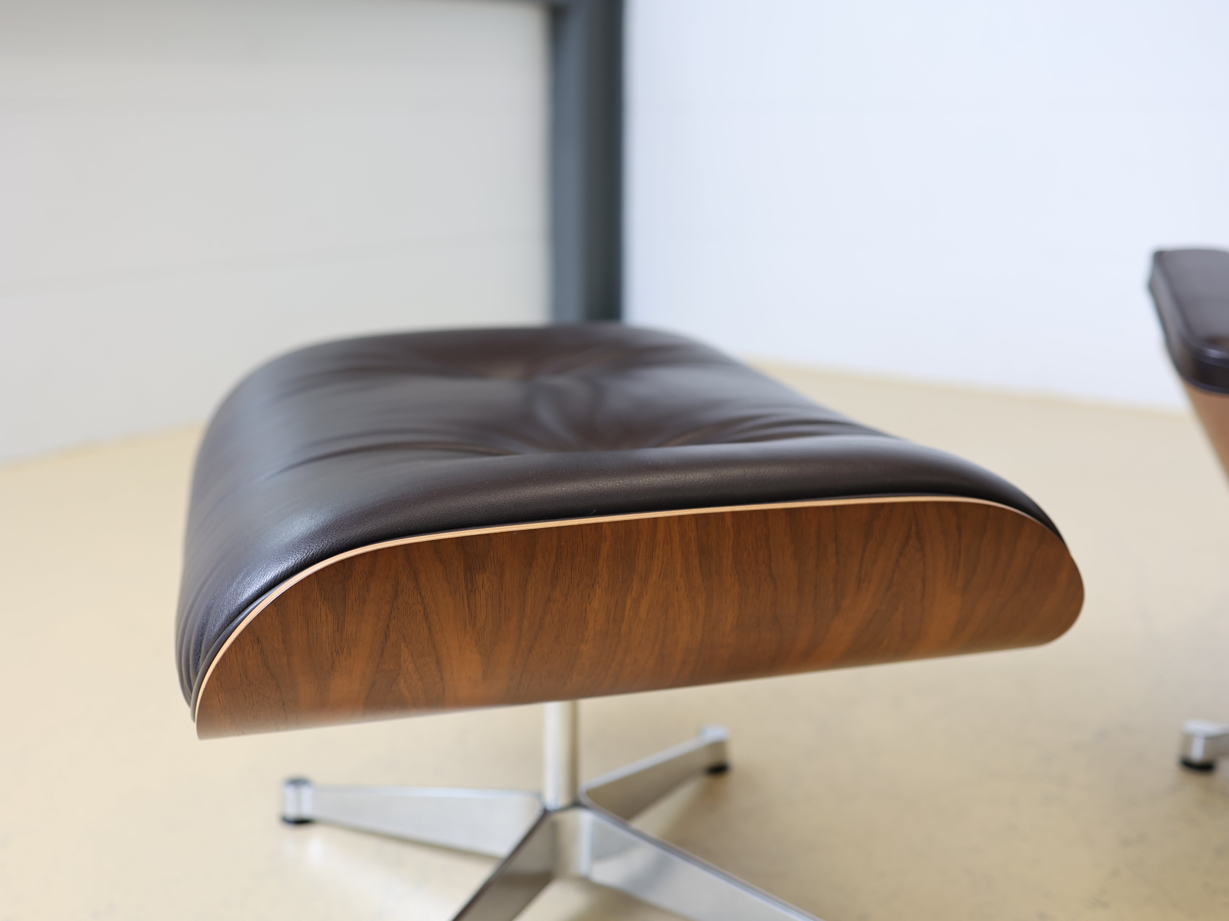 Original Vitra Eames Lounge Chair für Vitra in dunkelbraunem Leder und Nussbaum-Holzschale schwarz pigmentiert. Der ultimative Designklassiker bei atelier TILIJA.