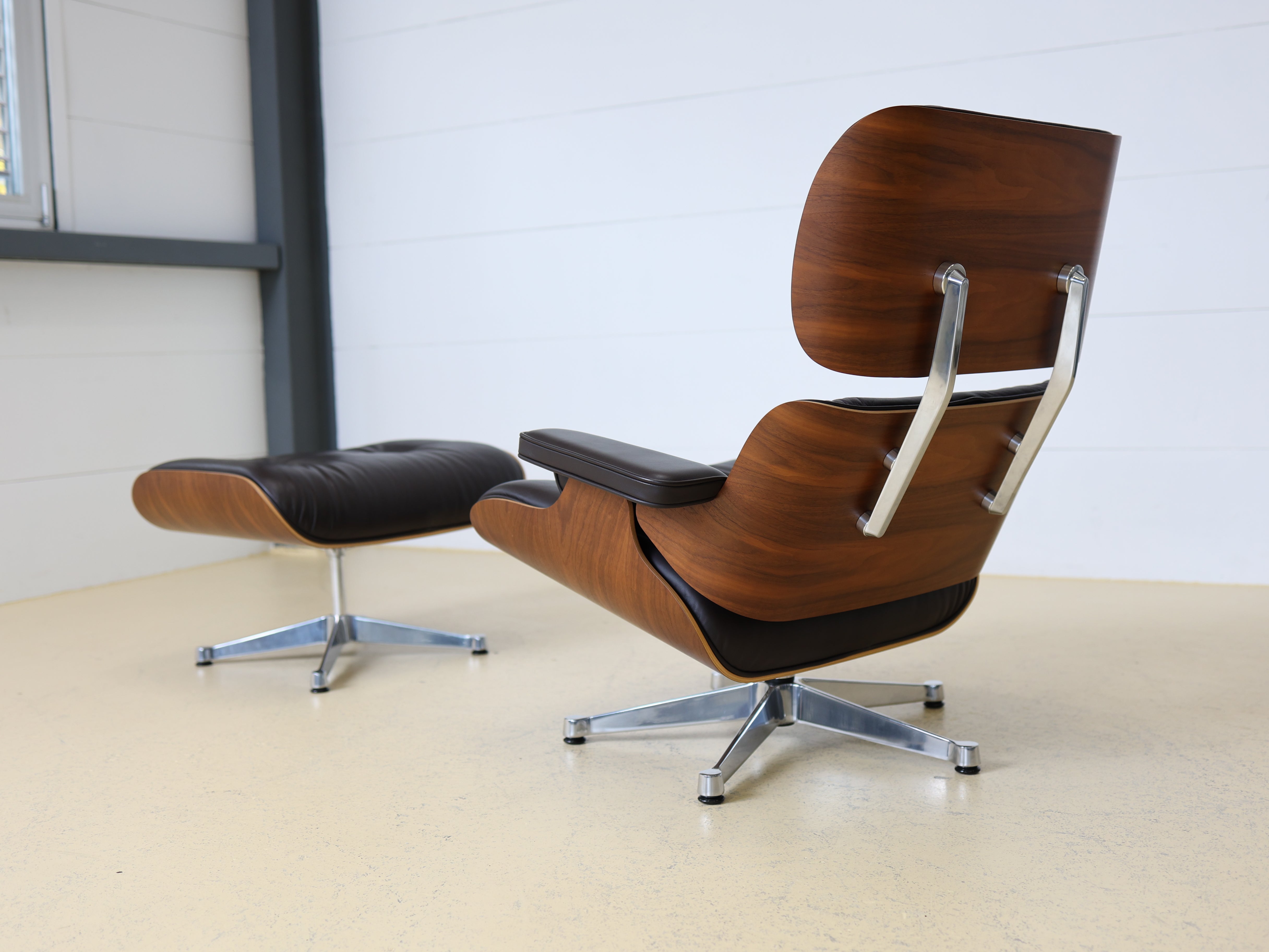 Original Vitra Eames Lounge Chair für Vitra in dunkelbraunem Leder und Nussbaum-Holzschale schwarz pigmentiert. Der ultimative Designklassiker bei atelier TILIJA.