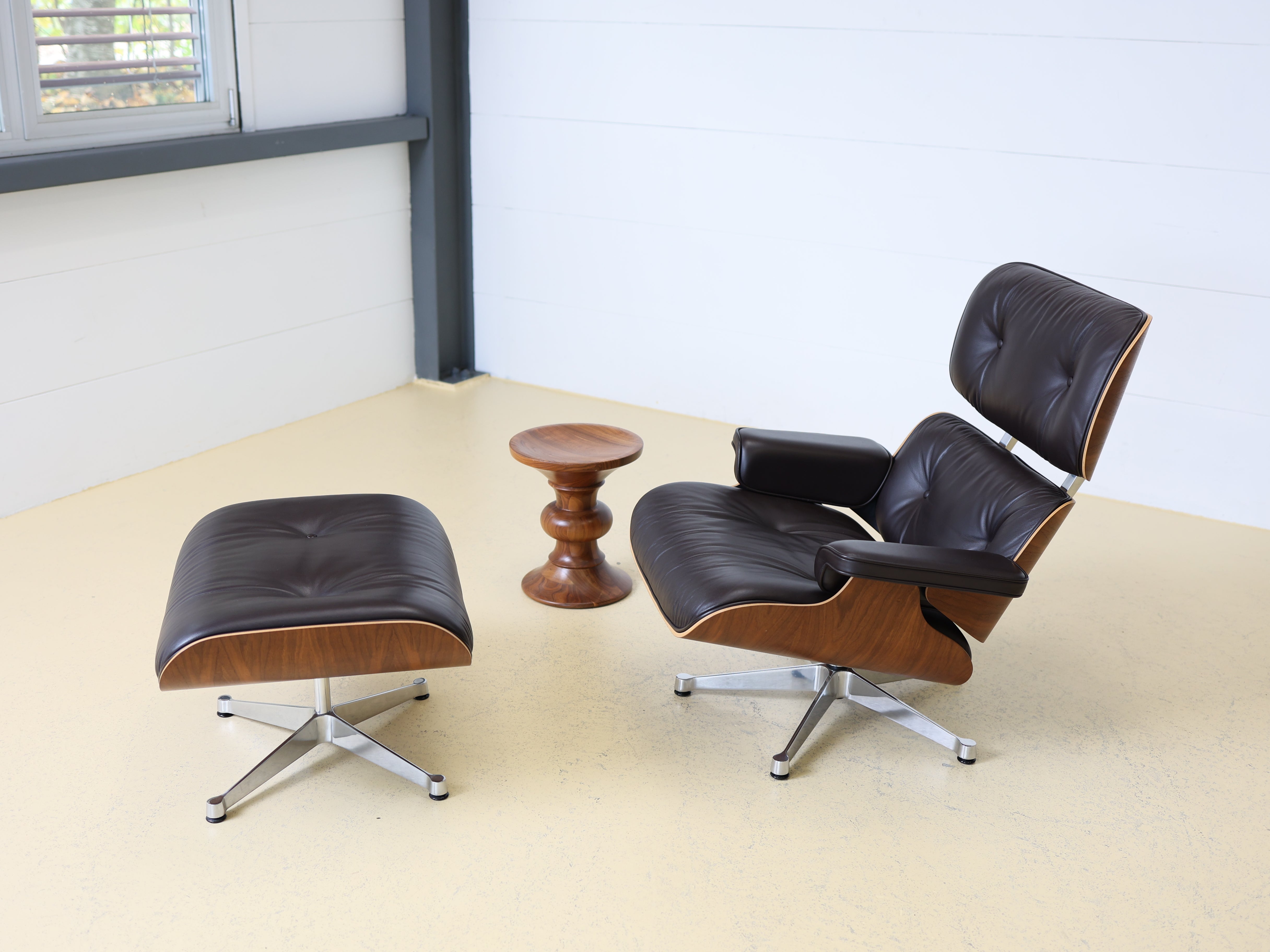 Original Vitra Eames Lounge Chair für Vitra in dunkelbraunem Leder und Nussbaum-Holzschale schwarz pigmentiert. Der ultimative Designklassiker bei atelier TILIJA.