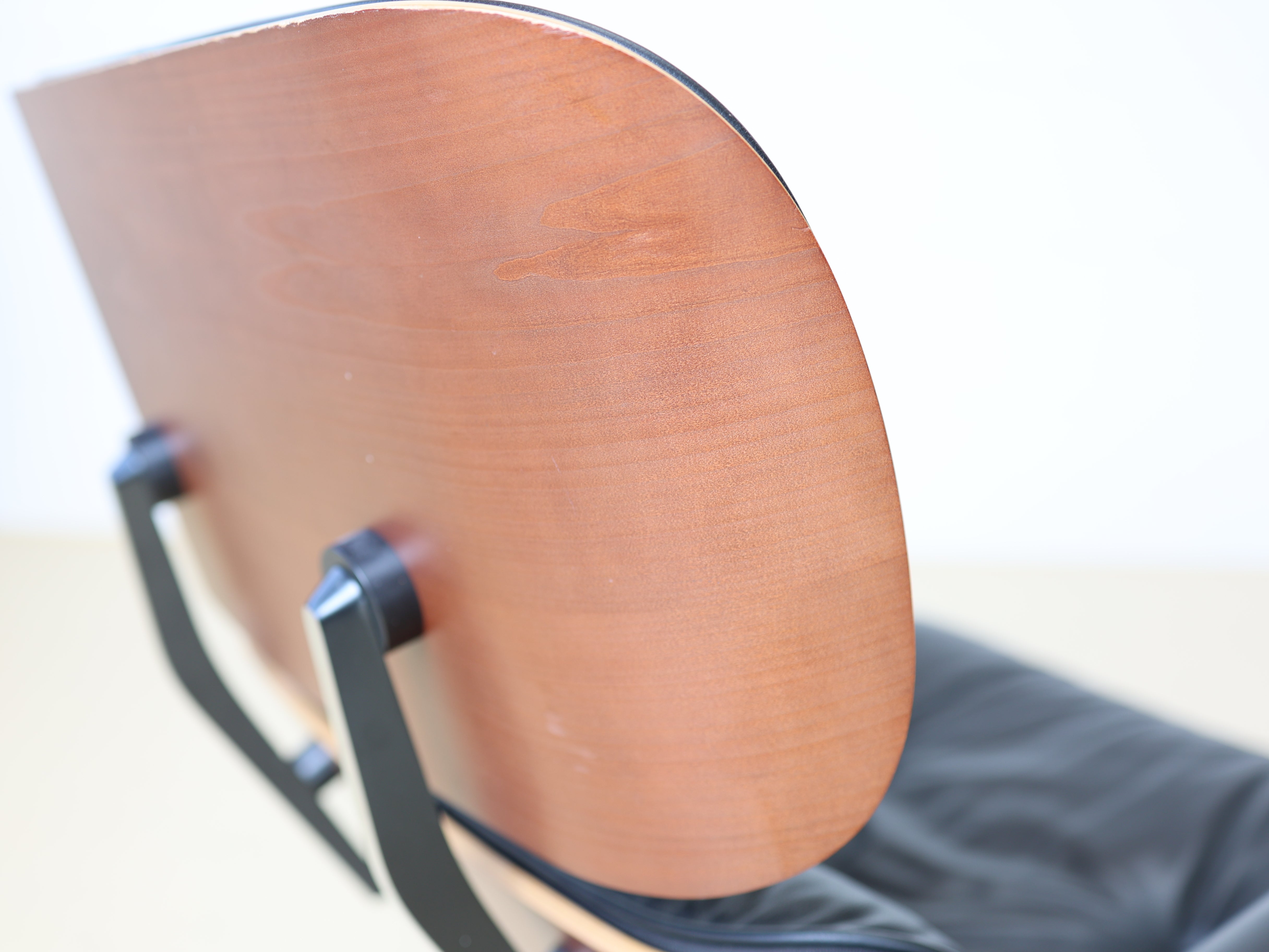 Original Vitra Eames Lounge Chair mit Ottoman in schwarzem Leder und Nussbaum-Holzschale. Der ultimative Designklassiker bei atelier TILIJA.