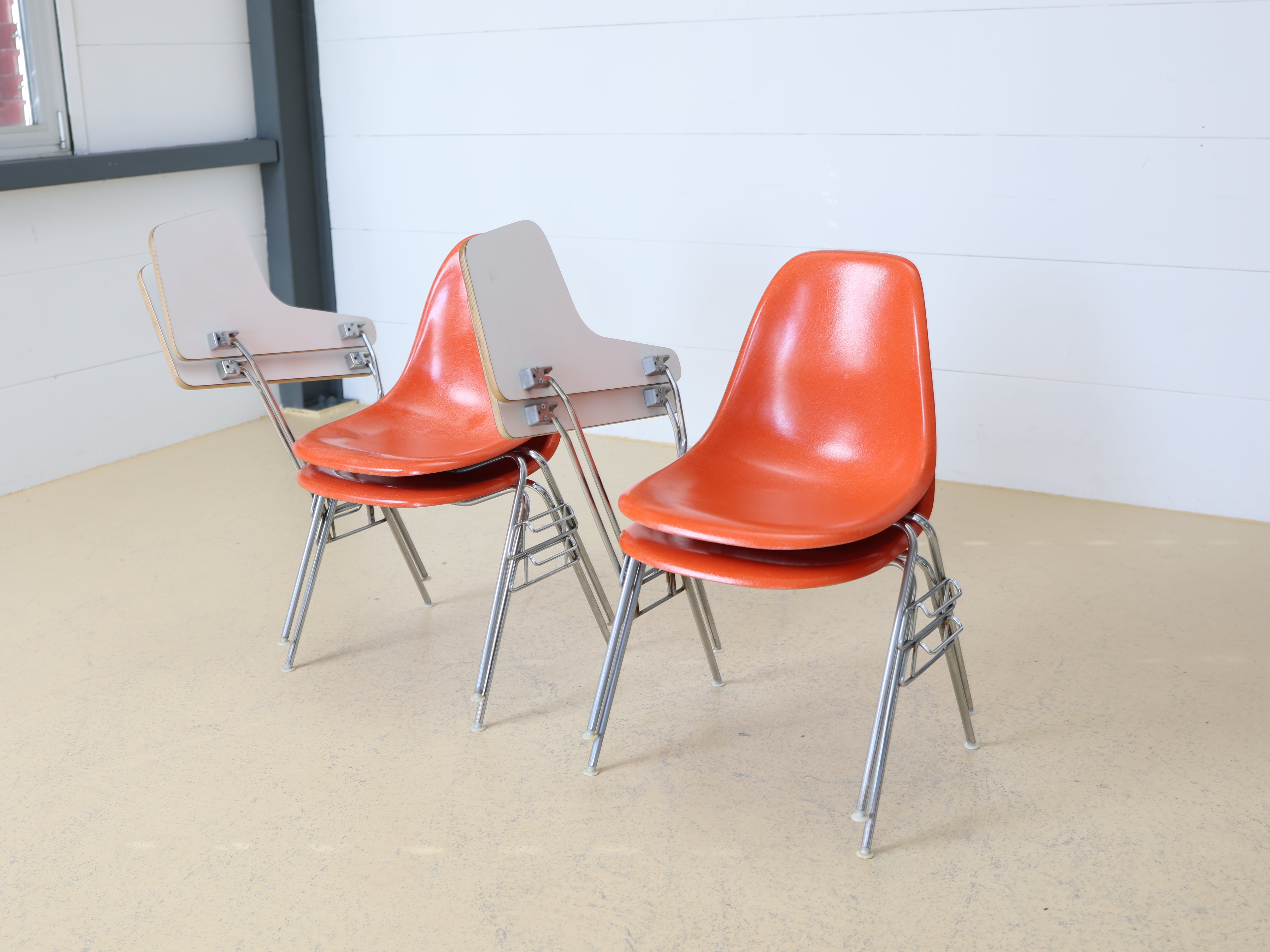 Vitra Eames Side Chair mit integriertem schwarzem Ablagetisch (Tablet Arm) und verchromtem Untergestell. Ein seltener Vintage-Designklassiker von Charles & Ray Eames bei atelier TILIJA