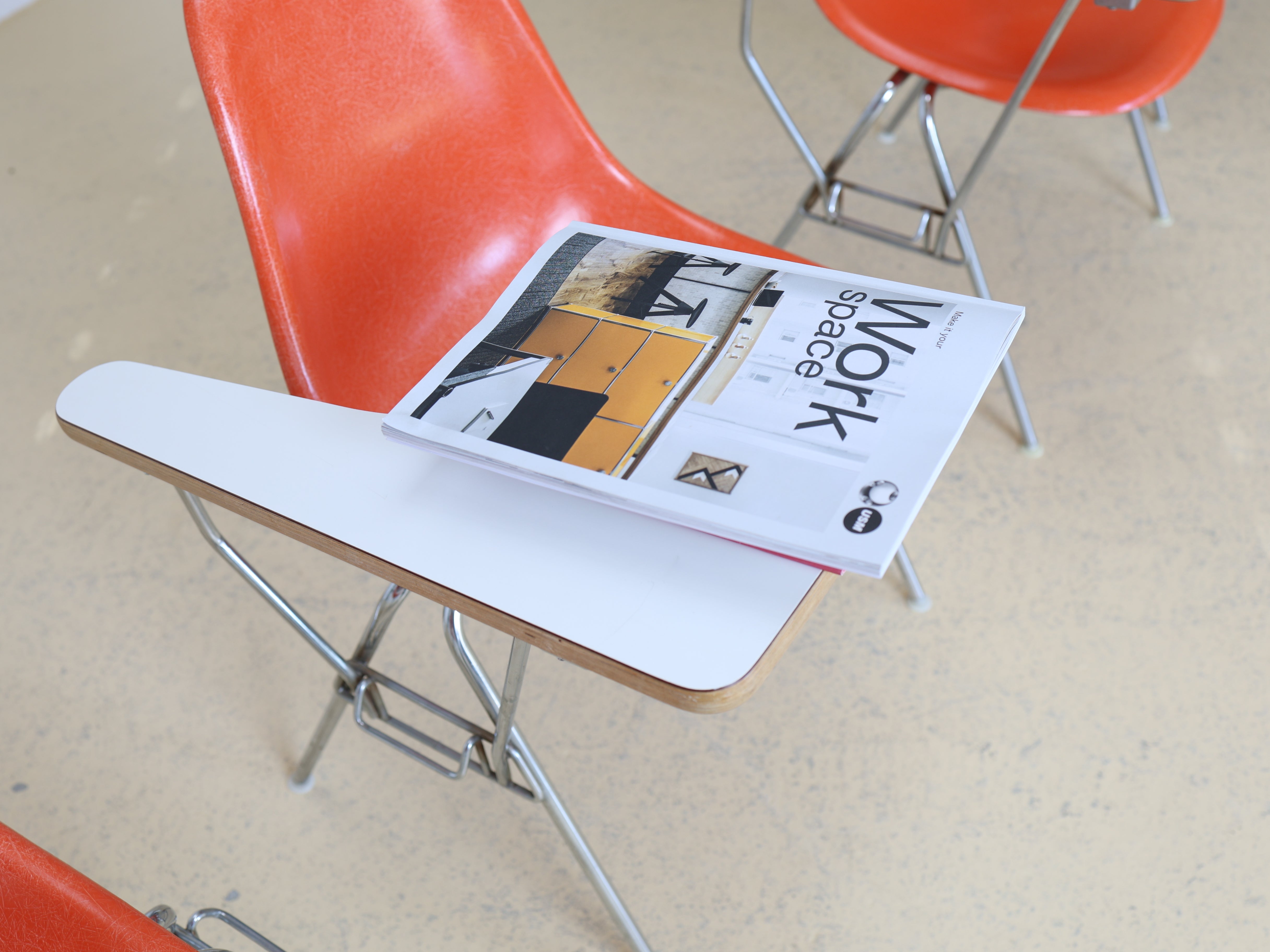 Vitra Eames Side Chair mit integriertem schwarzem Ablagetisch (Tablet Arm) und verchromtem Untergestell. Ein seltener Vintage-Designklassiker von Charles & Ray Eames bei atelier TILIJA