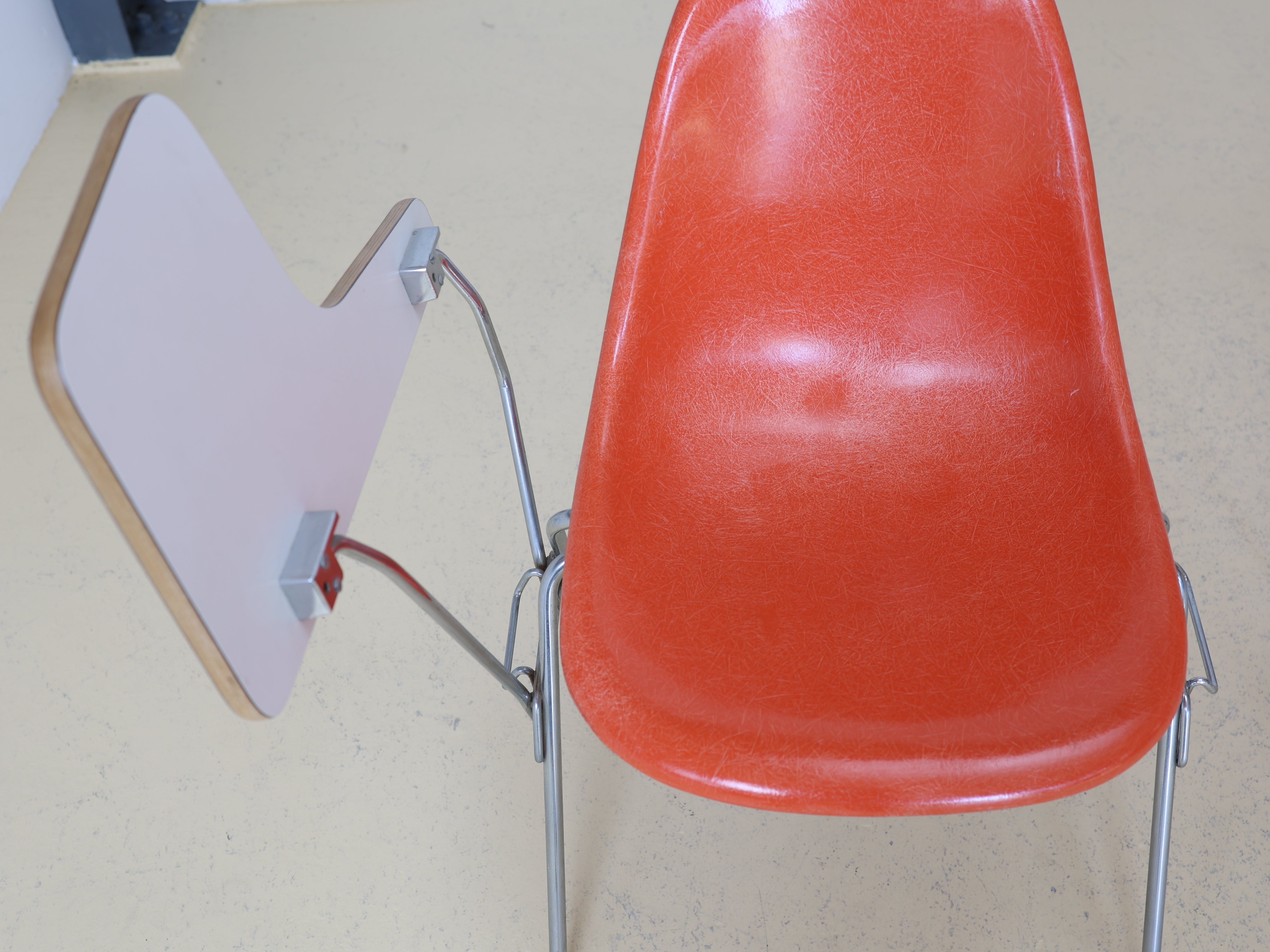 Vitra Eames Side Chair mit integriertem schwarzem Ablagetisch (Tablet Arm) und verchromtem Untergestell. Ein seltener Vintage-Designklassiker von Charles & Ray Eames bei atelier TILIJA.