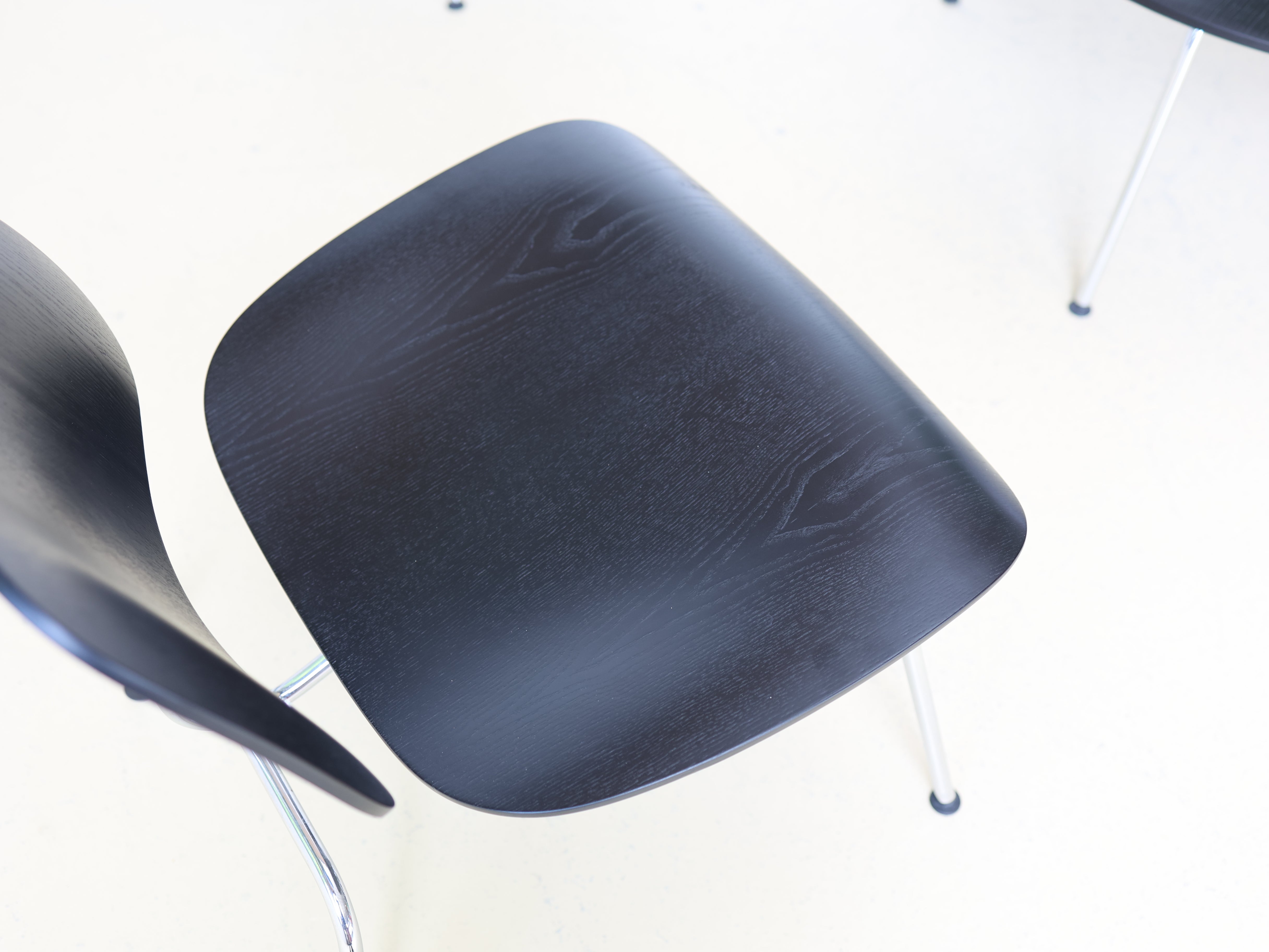 Ein Vitra Eames LCM Lounge Chair Metal aus Formsperrholz. Ein skulpturaler Designklassiker von Charles & Ray Eames bei atelier TILIJA.