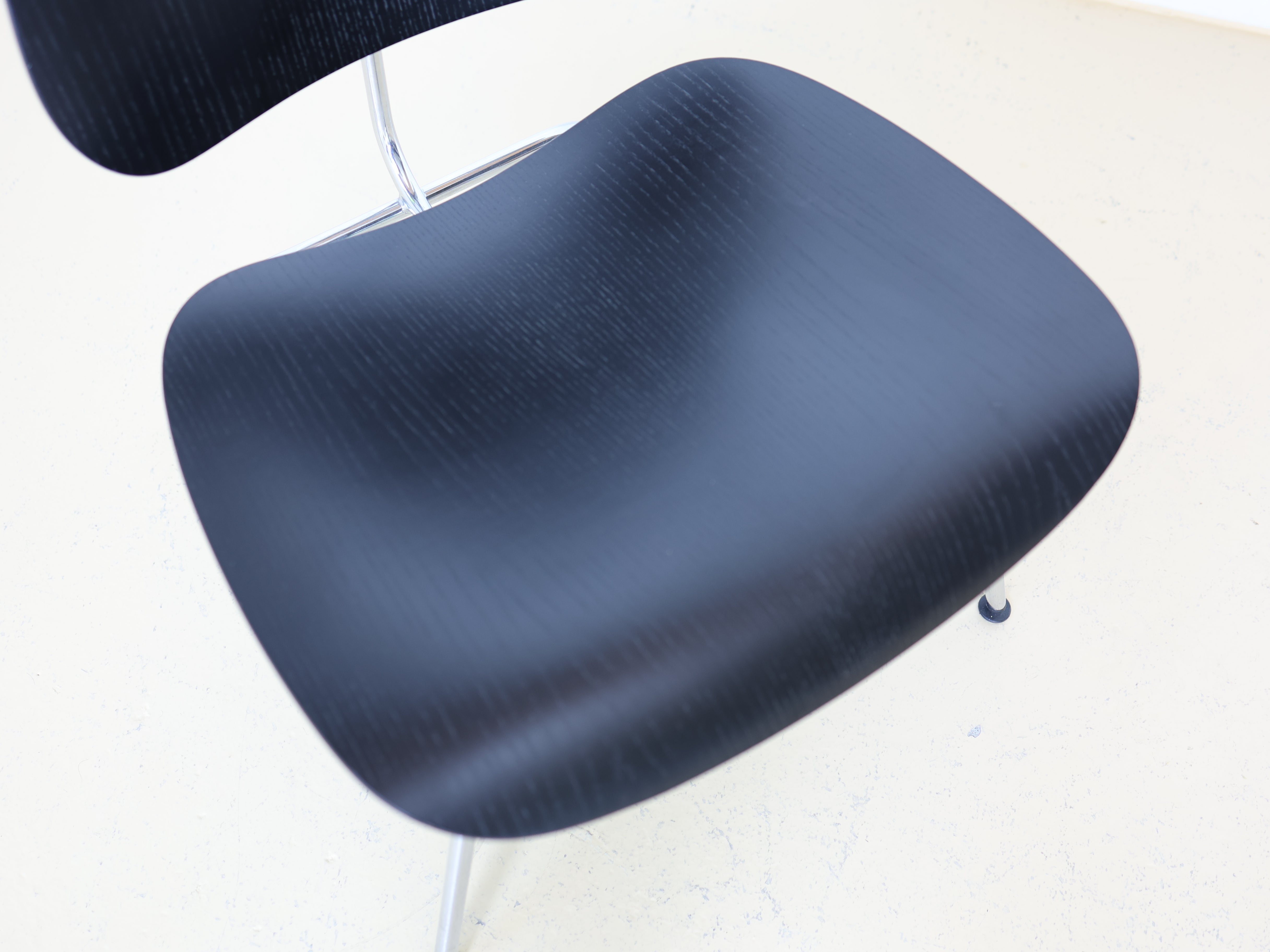 Ein Vitra Eames LCM Lounge Chair Metal aus Formsperrholz. Ein skulpturaler Designklassiker von Charles & Ray Eames bei atelier TILIJA.