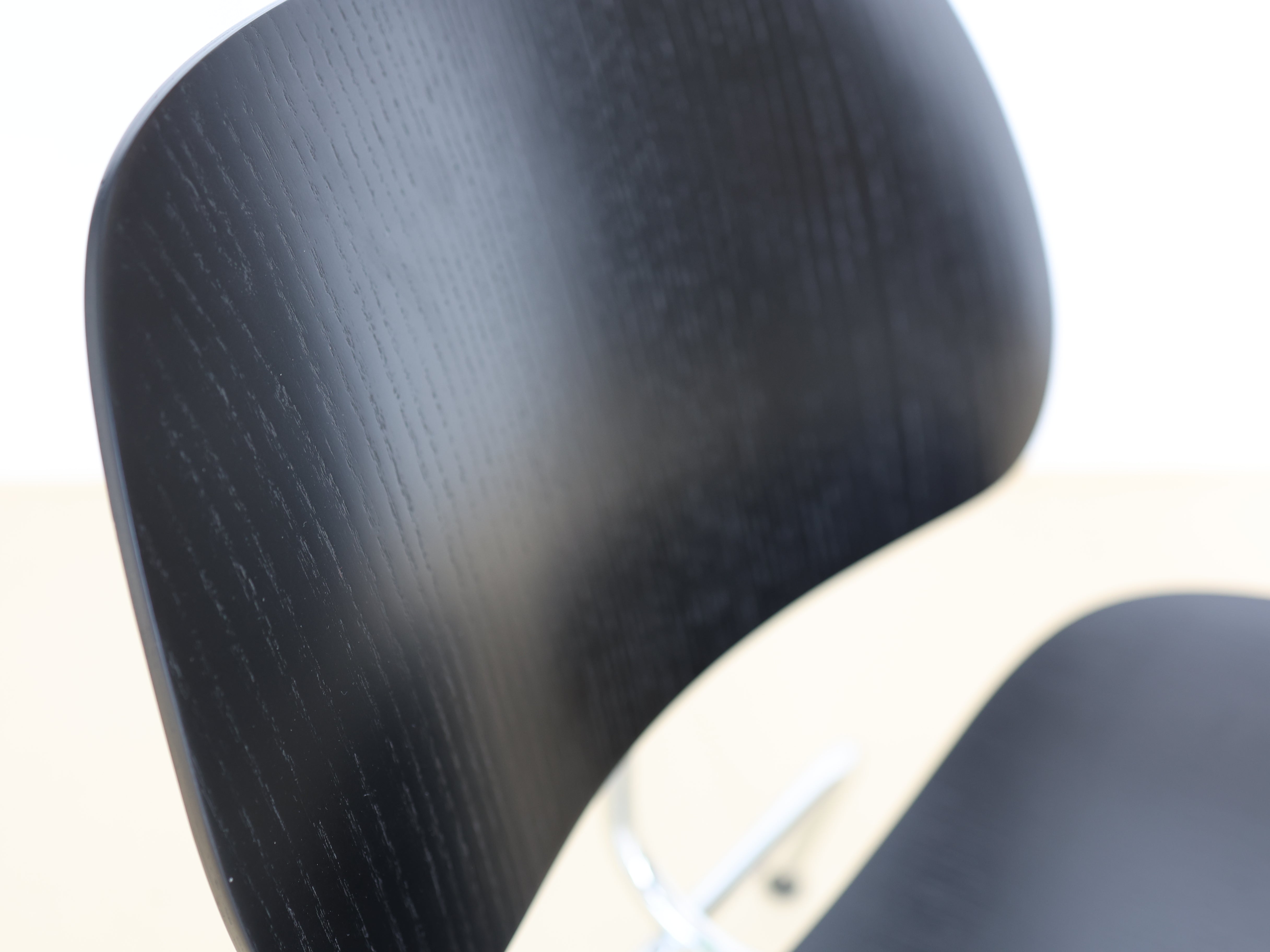 Ein Vitra Eames LCM Lounge Chair Metal aus Formsperrholz. Ein skulpturaler Designklassiker von Charles & Ray Eames bei atelier TILIJA.