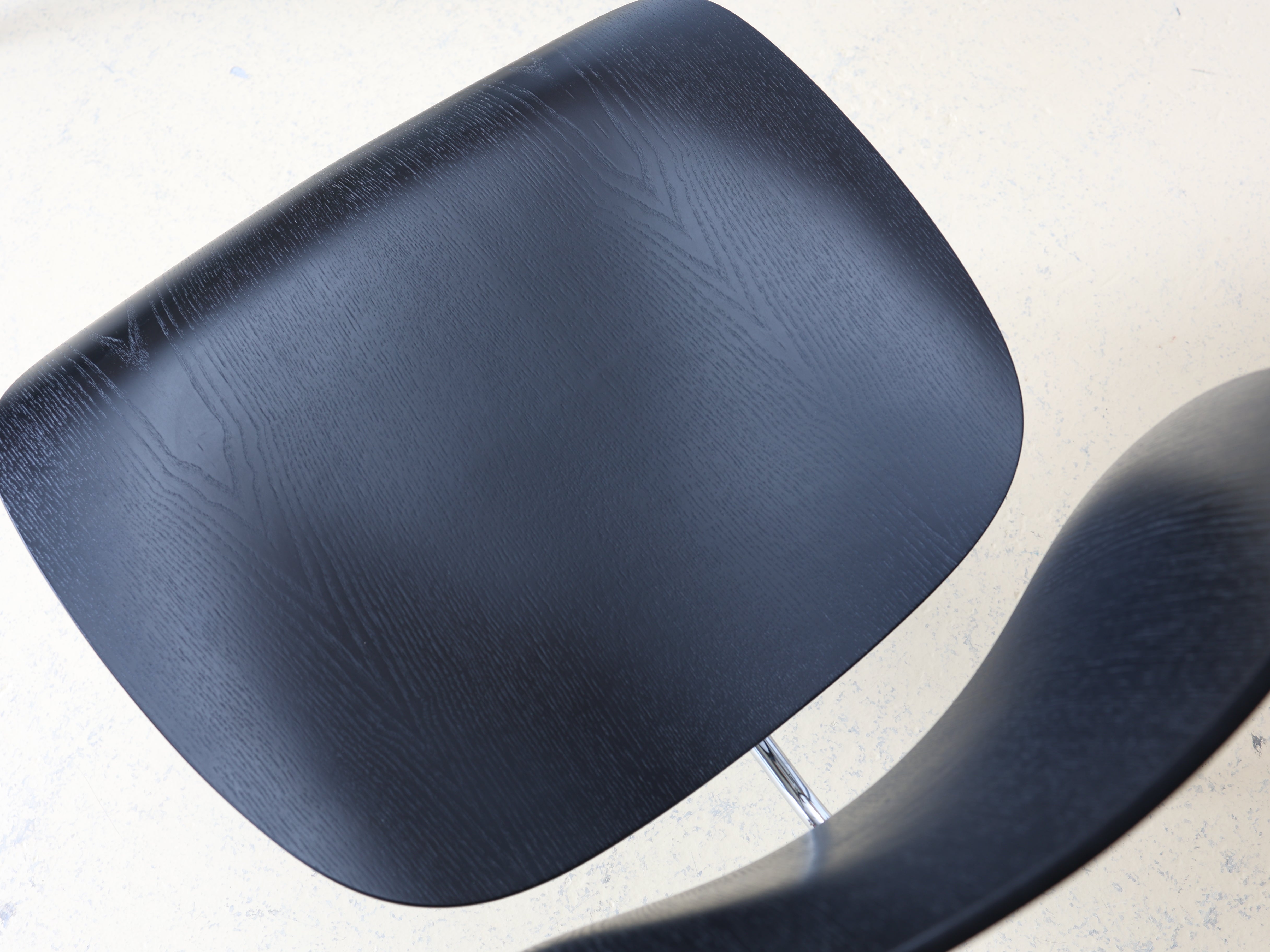 Ein Vitra Eames LCM Lounge Chair Metal aus Formsperrholz. Ein skulpturaler Designklassiker von Charles & Ray Eames bei atelier TILIJA.