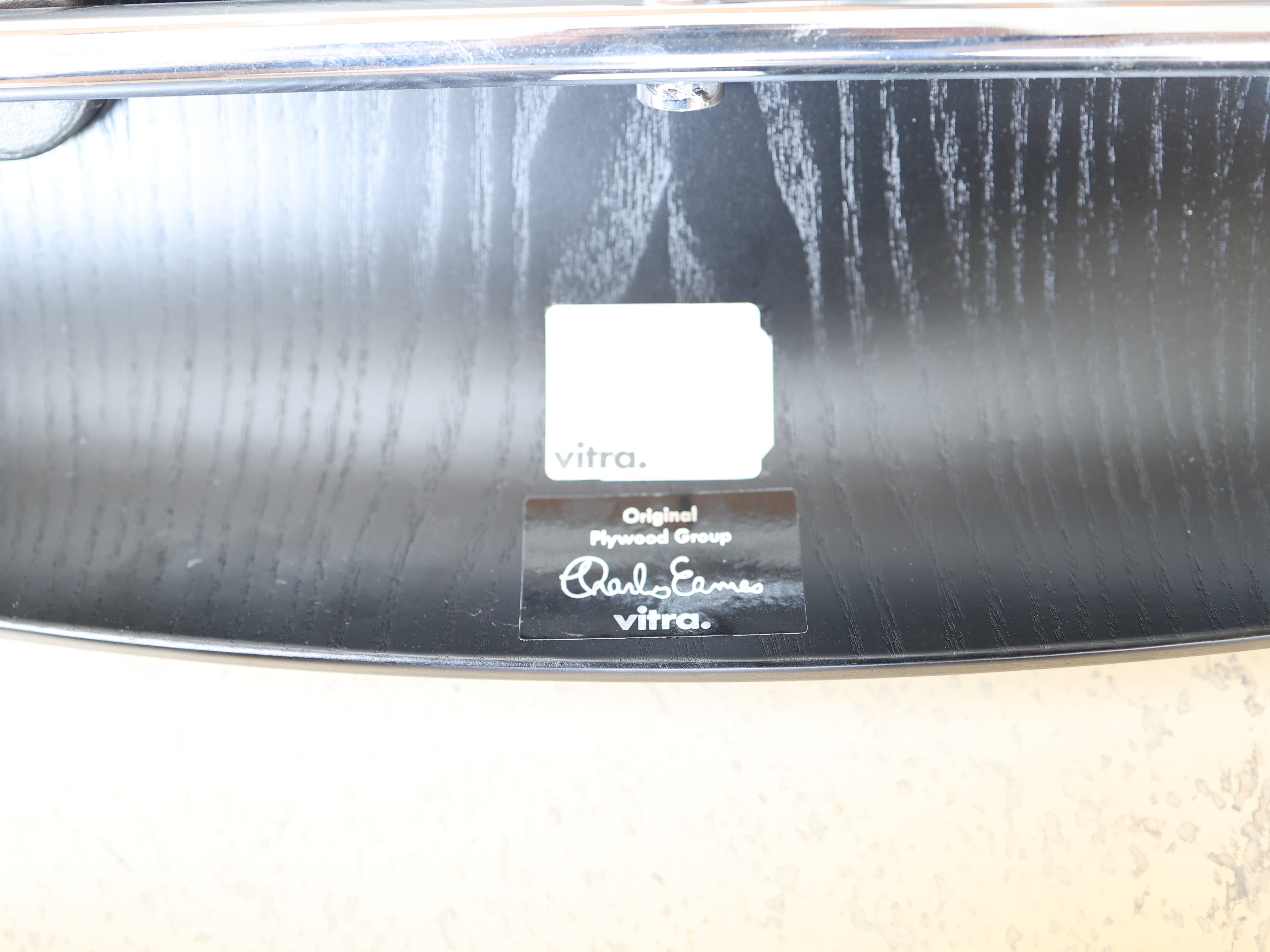 Ein Vitra Eames LCM Lounge Chair Metal aus Formsperrholz. Ein skulpturaler Designklassiker von Charles & Ray Eames bei atelier TILIJA.