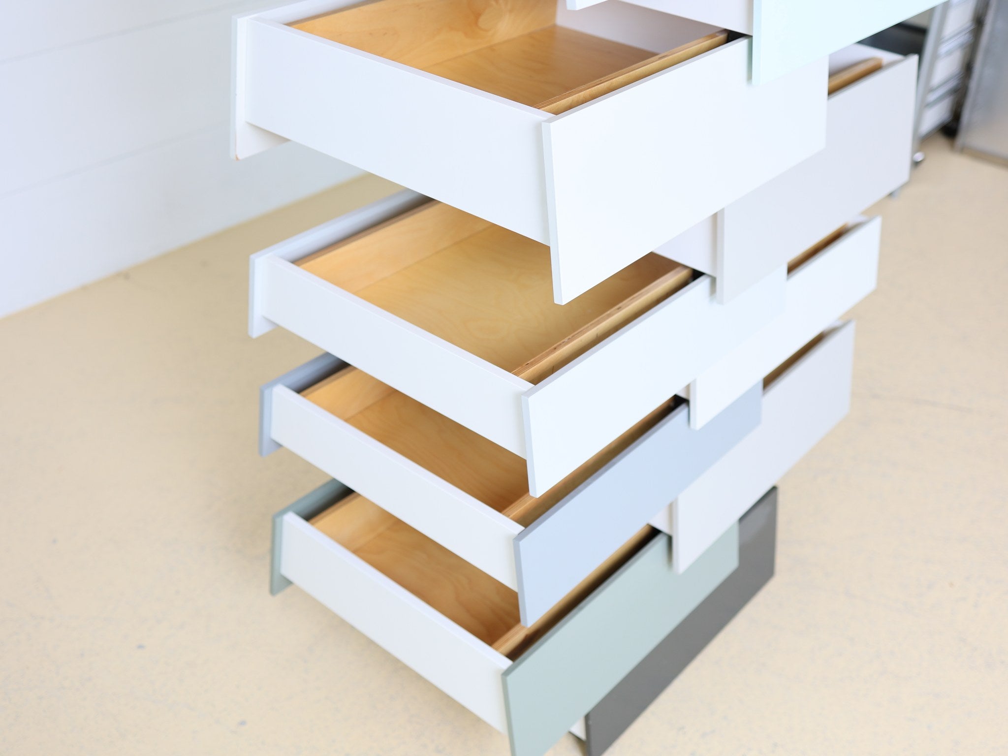 Mehrfarbiger Schubladenturm Stack von Raw Edges seitliche Ansicht