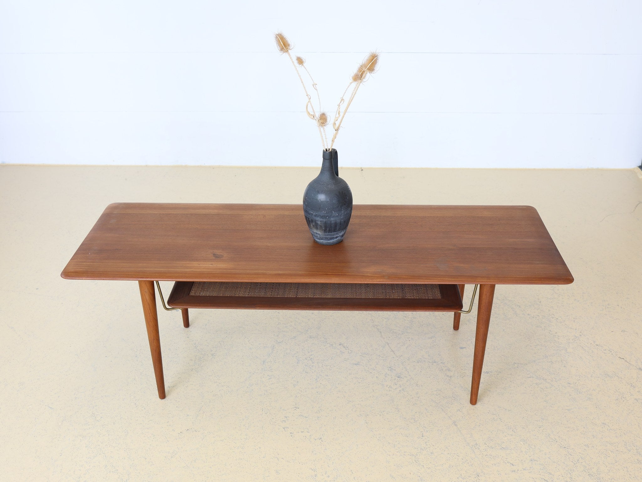 France & Søn FD-516 Couchtisch in Teak mit Rattan-Ablage, Frontalansicht