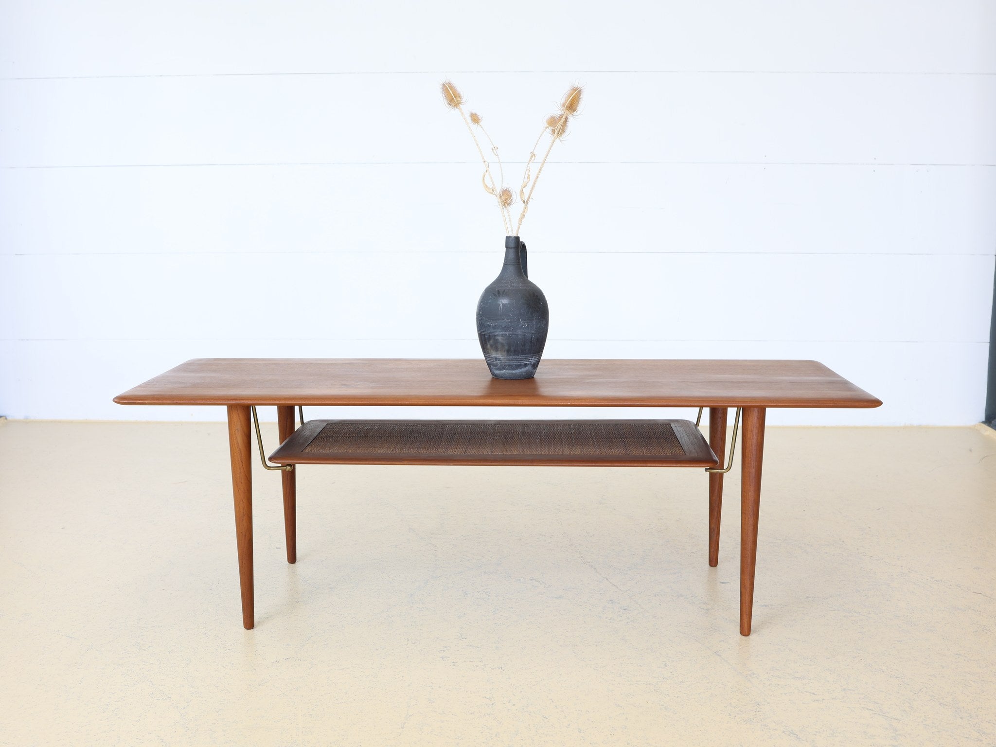 France & Søn FD-516 Couchtisch bei atelier TILIJA Meinisberg