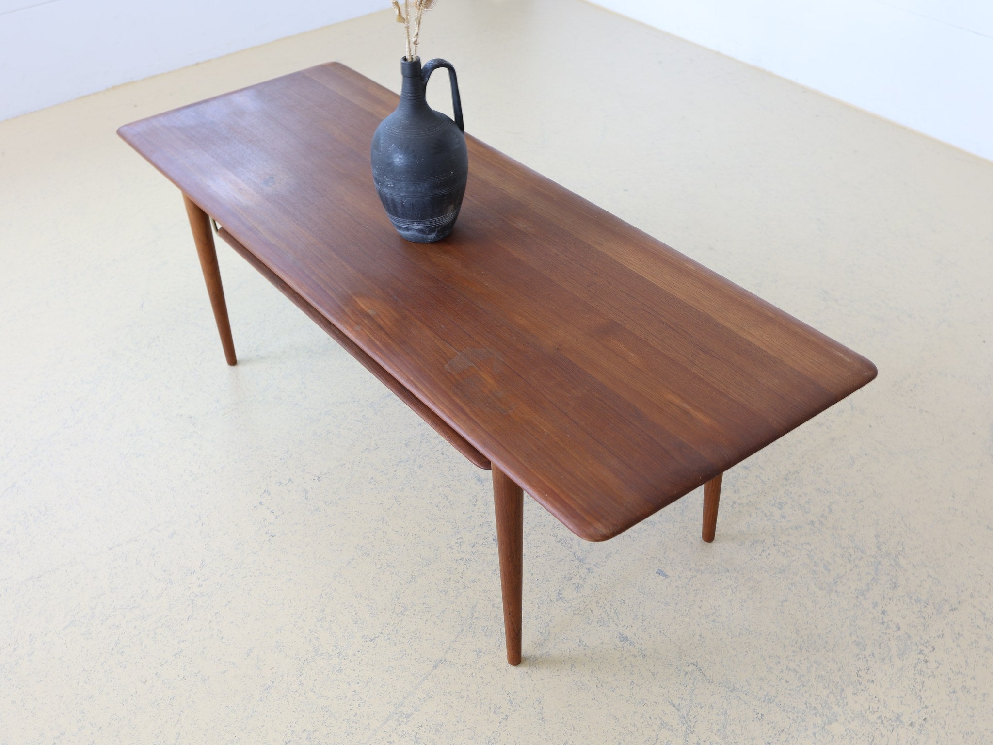FD-516 Couchtisch von Hvidt & Mølgaard-Nielsen, Detail der Tischplatte in Teak