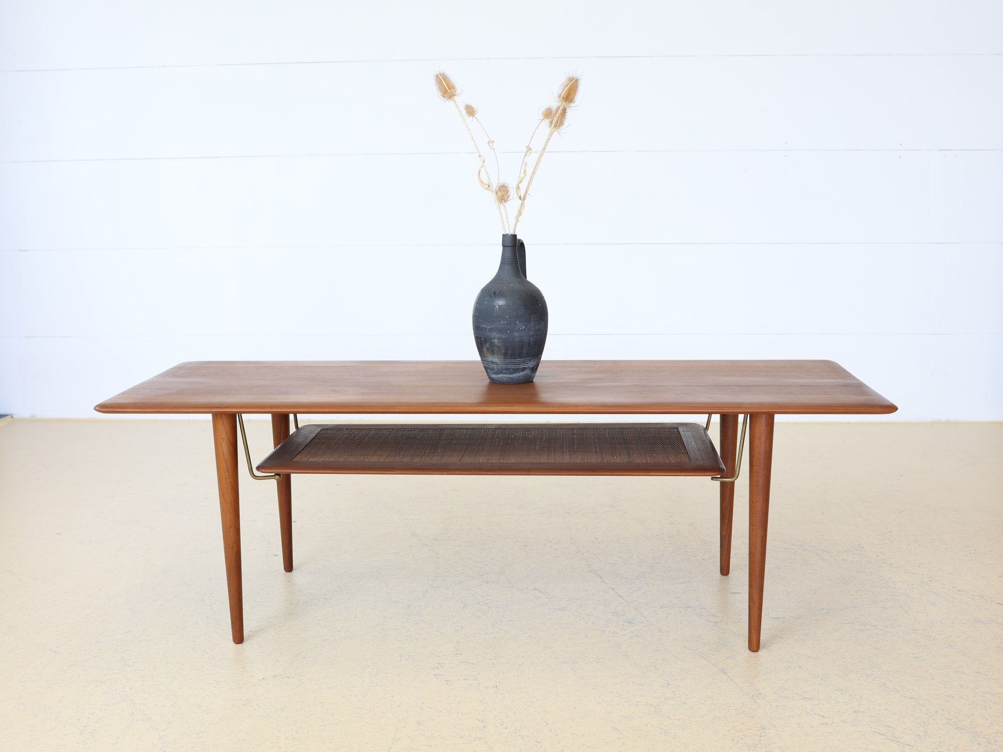FD-516 Teak Couchtisch, Ansicht der angehobenen Tischplattenkanten
