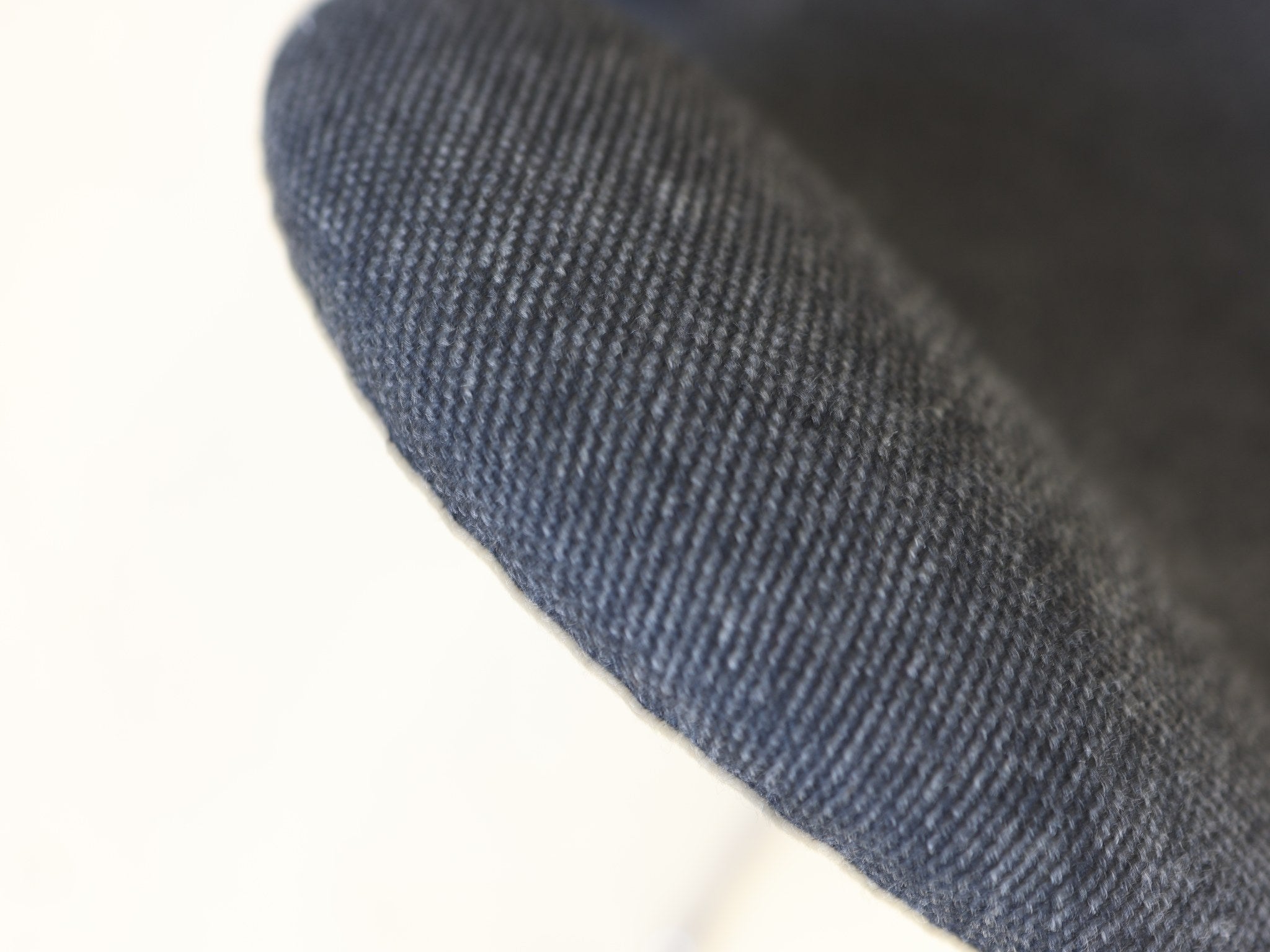 Fritz Hansen Swan Chair organische Schalenform seitliche Perspektive