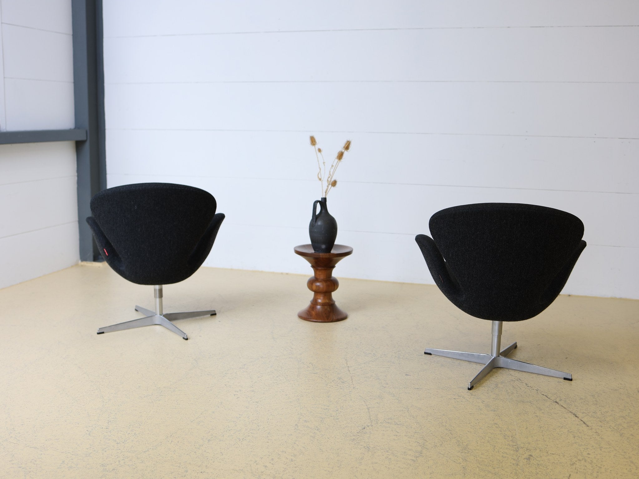 Lounge-Sessel Swan Chair dunkelgrau meliert Seitenansicht