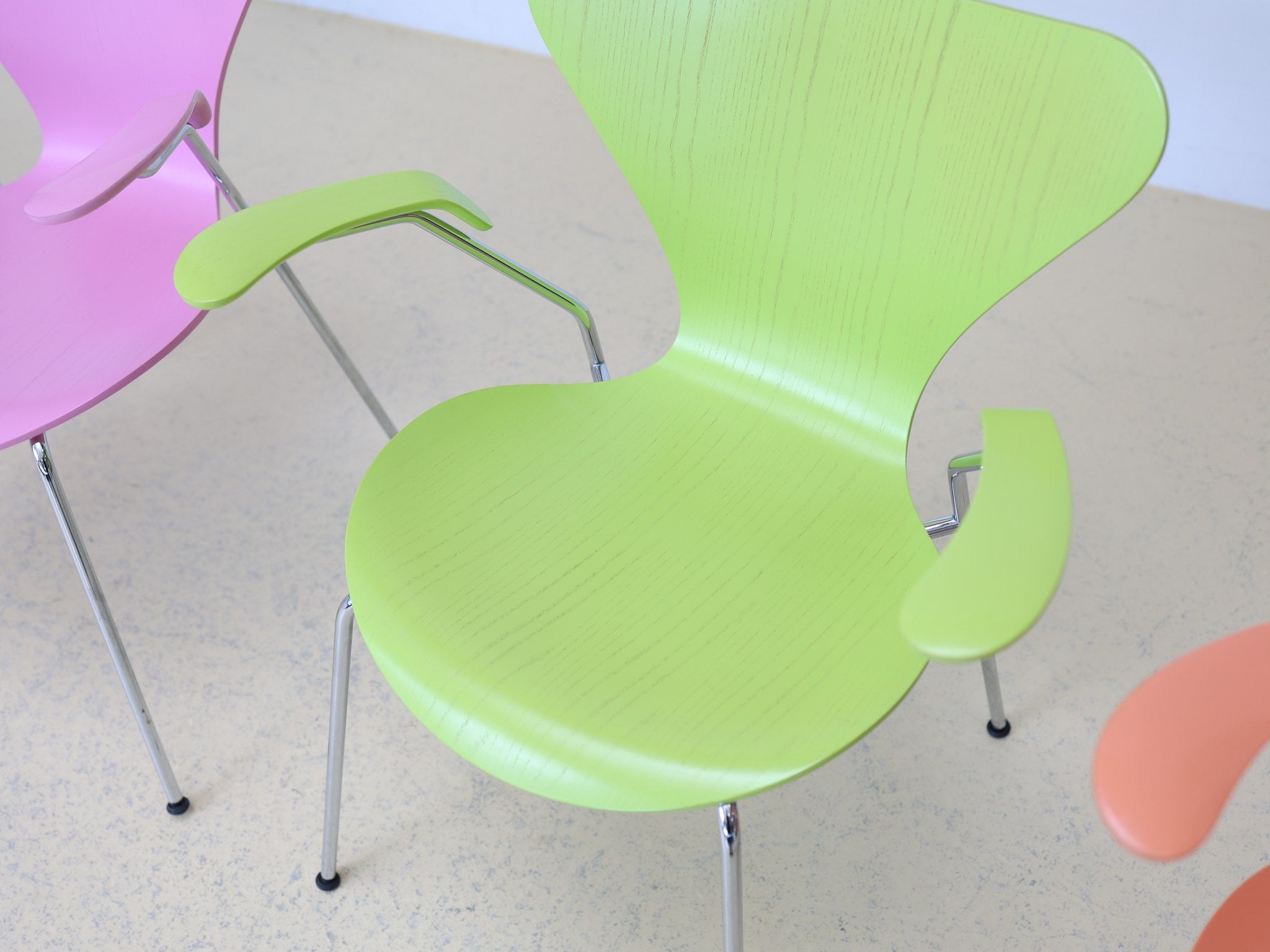Arne Jacobsen Series 7 Armlehnstühle 3207 von Fritz Hansen in fünf Coloured Ash Farben