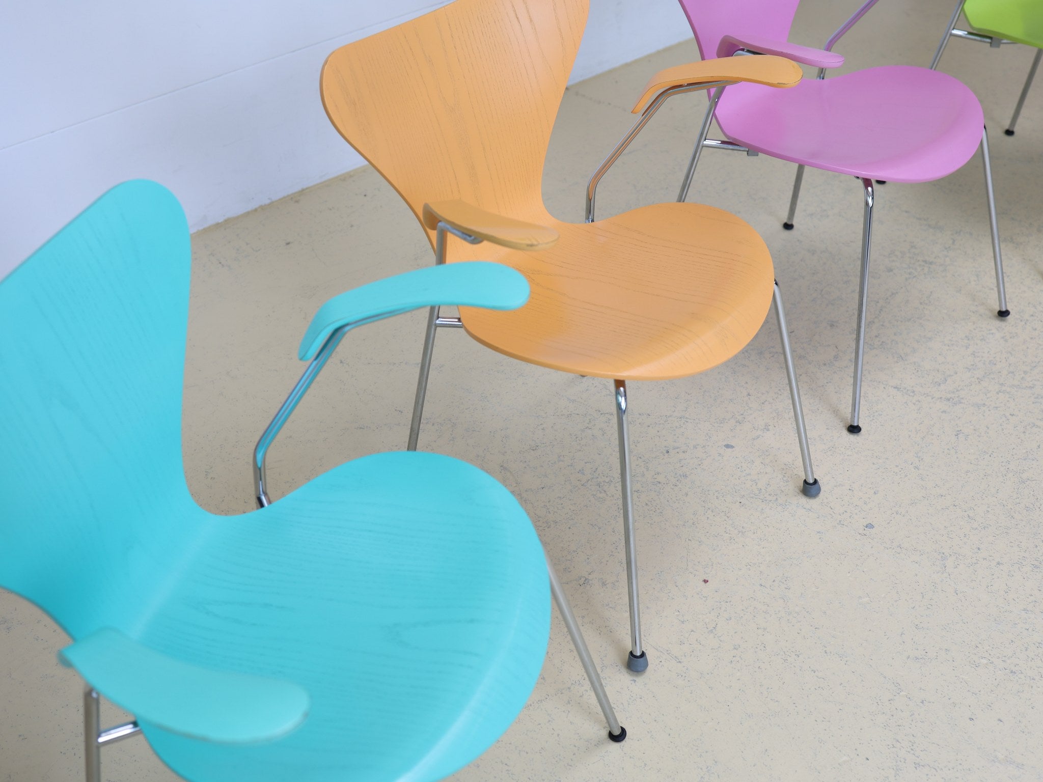Fritz Hansen Series 7 Stuhl Detailansicht der formgepressten Eschenfurnier-Sitzschale