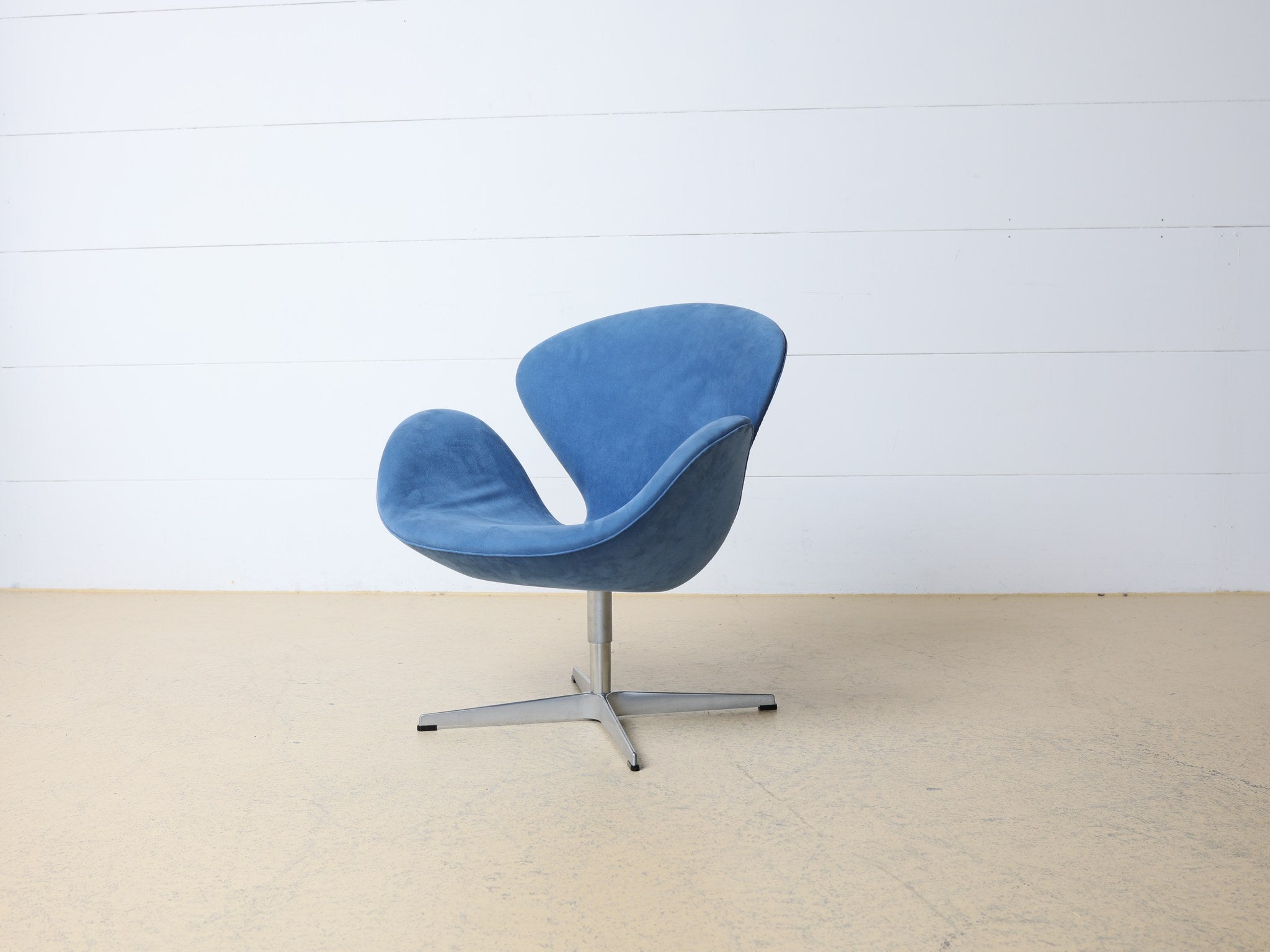 Arne Jacobsen Swan Chair Fritz Hansen hellblau Frontalansicht mit poliertem Aluminiumfuss