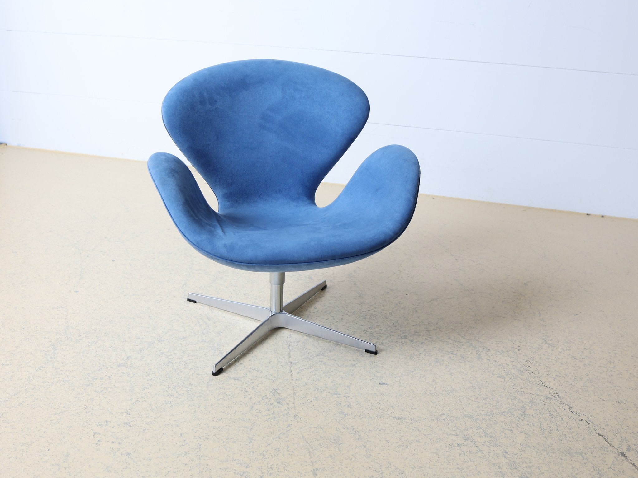Arne Jacobsen Svanen Sessel hellblau Gesamtansicht bei atelier TILIJA