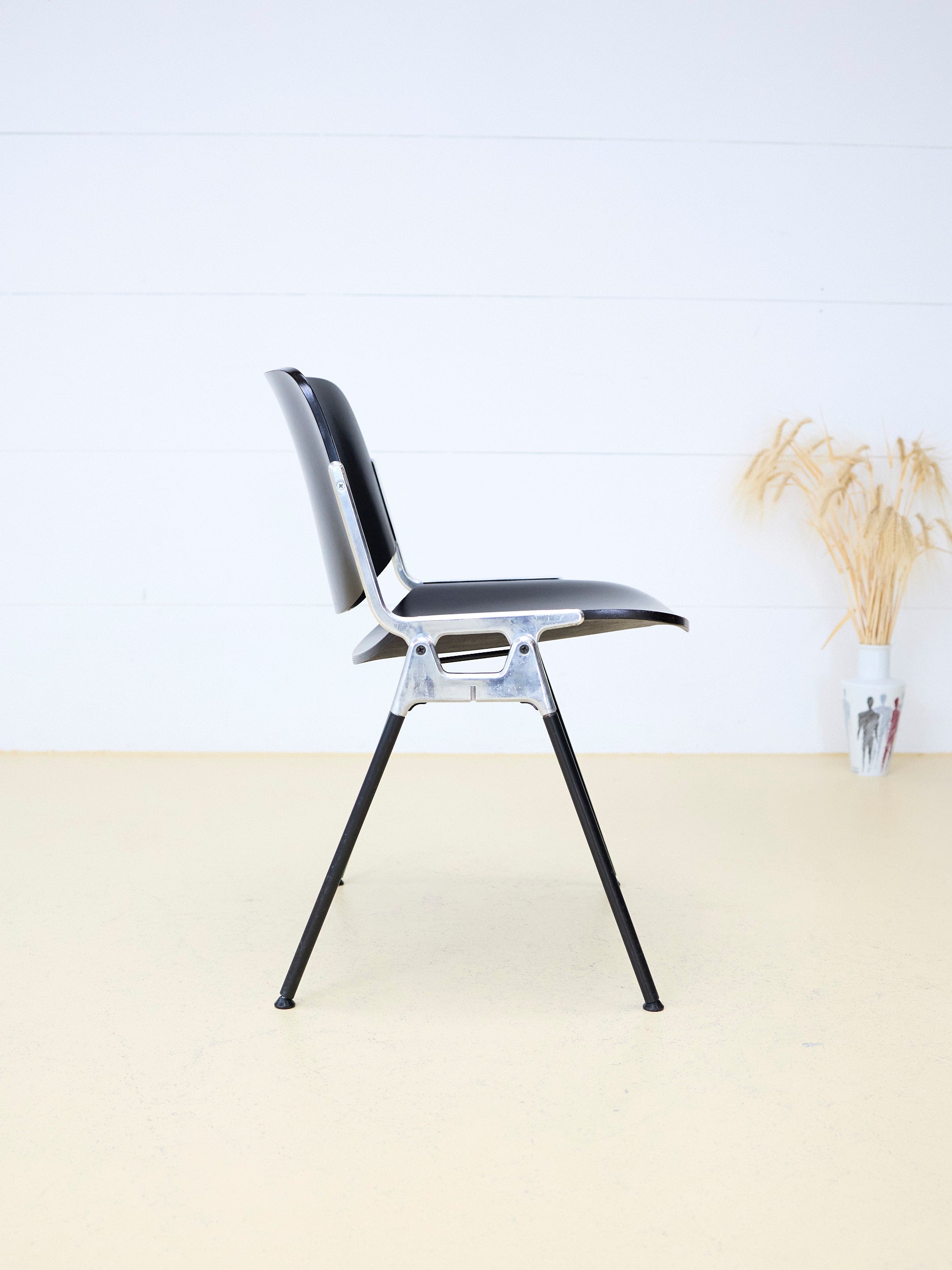Castelli DSC 106 Stuhl von Giancarlo Piretti. Italienische Designklassiker für das Büro, den Meetingraum oder das Sitzungszimmer bei atelier TILIJA.