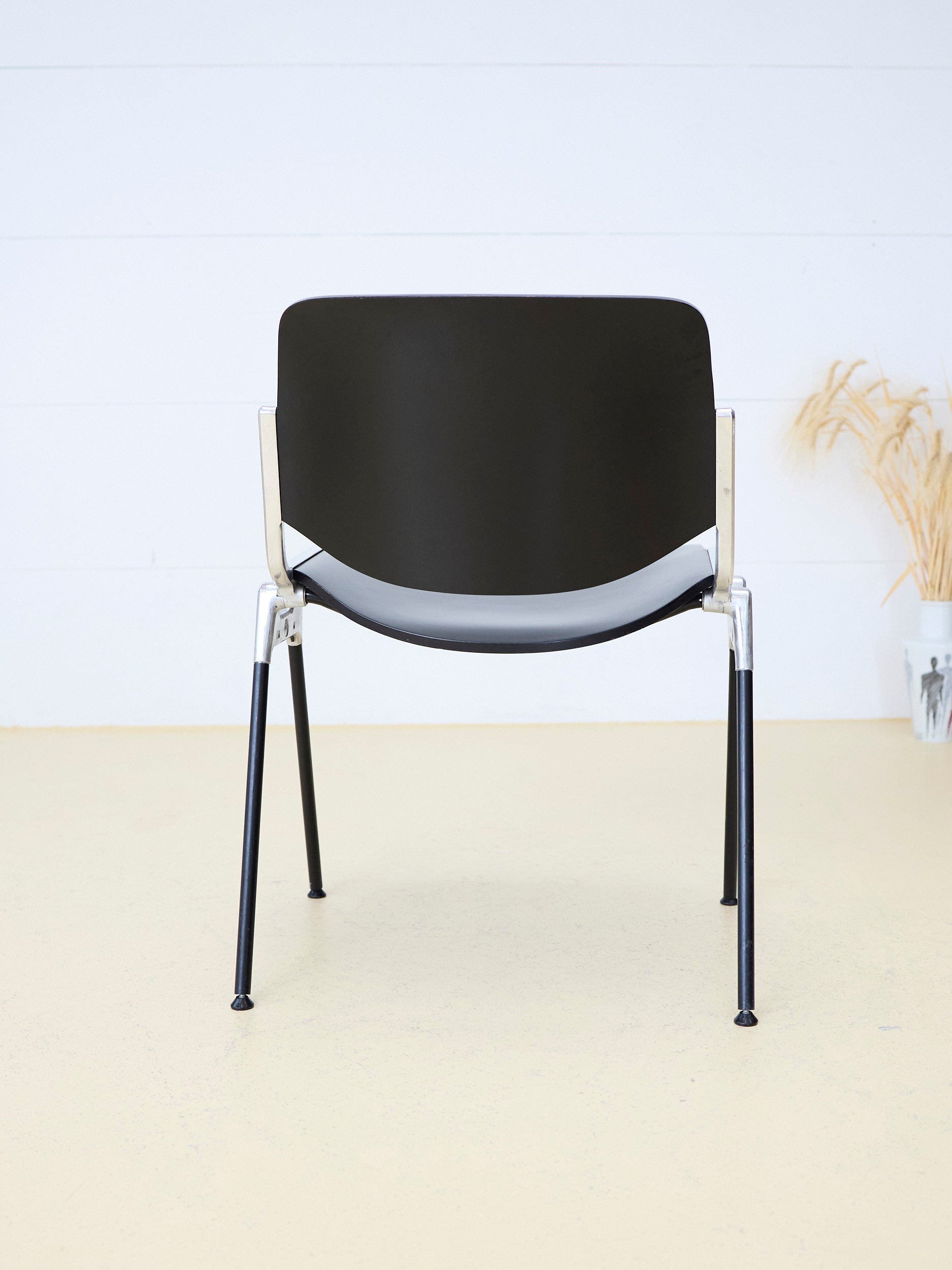 Castelli DSC 106 Stuhl von Giancarlo Piretti. Italienische Designklassiker für das Büro, den Meetingraum oder das Sitzungszimmer bei atelier TILIJA.